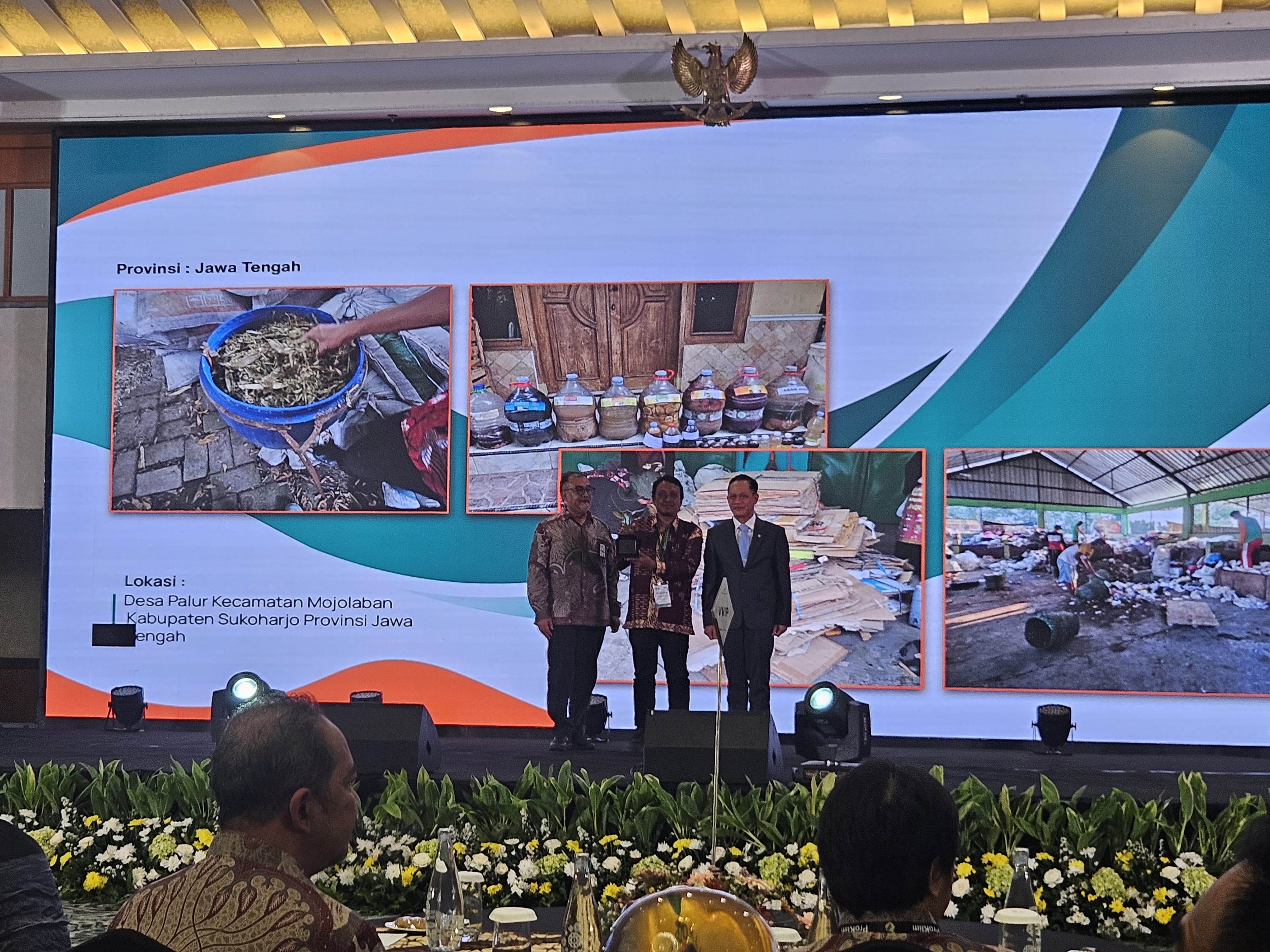 Penyerahan penghargaan Program Kampung Iklim (Proklim) 2025 untuk Kabupaten Sukoharjo di Hotel Grand Sahid Jakarta, Senin (1/12).