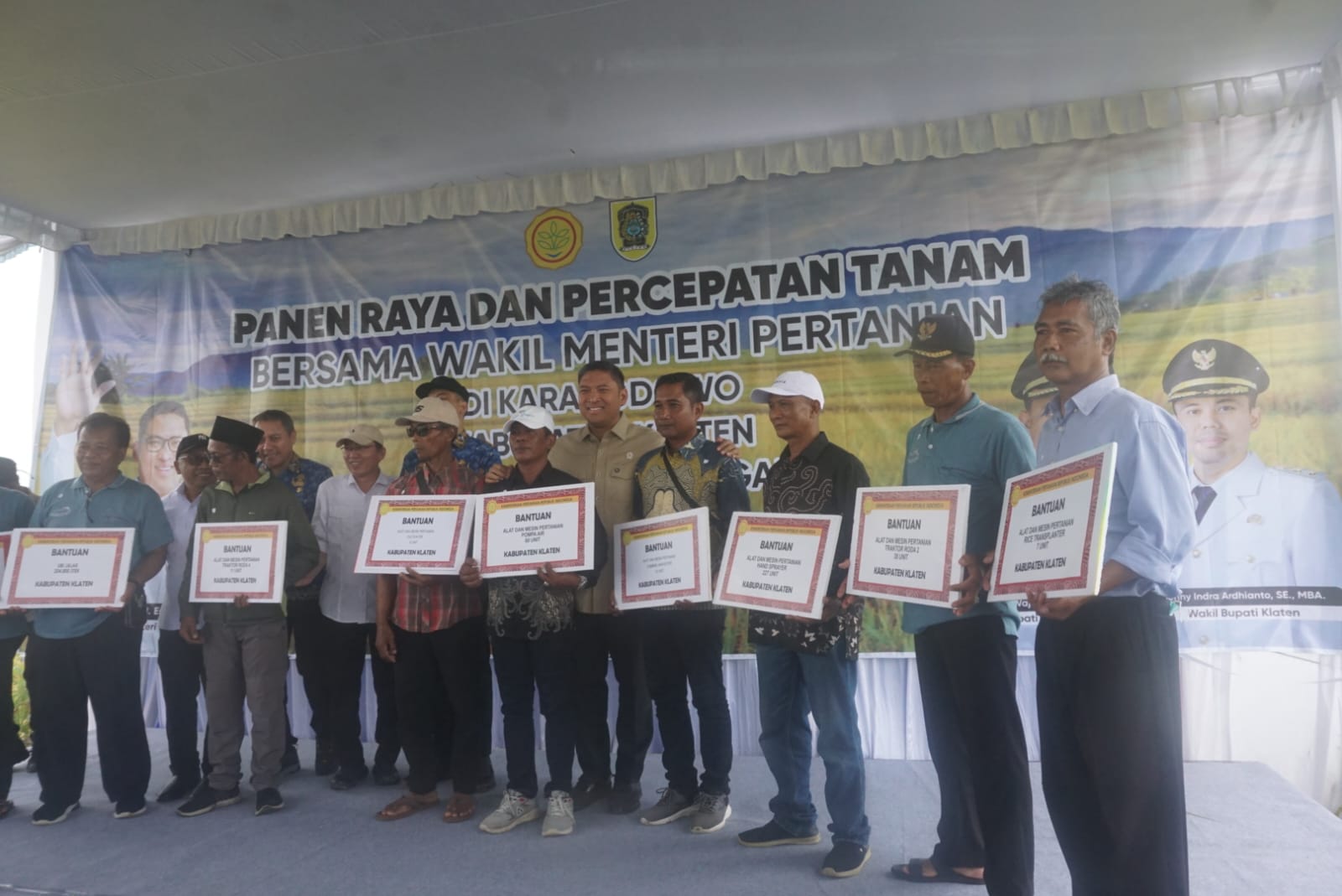 Wamentan Sudaryono (tengah) saat menyerahkan sejumlah bantuan kepada kelompok petani di Desa Karangwungu, Kecamatan Karangdowo, Klaten, Senin (1/12/2025). (Angga Purenda/Radar Solo)