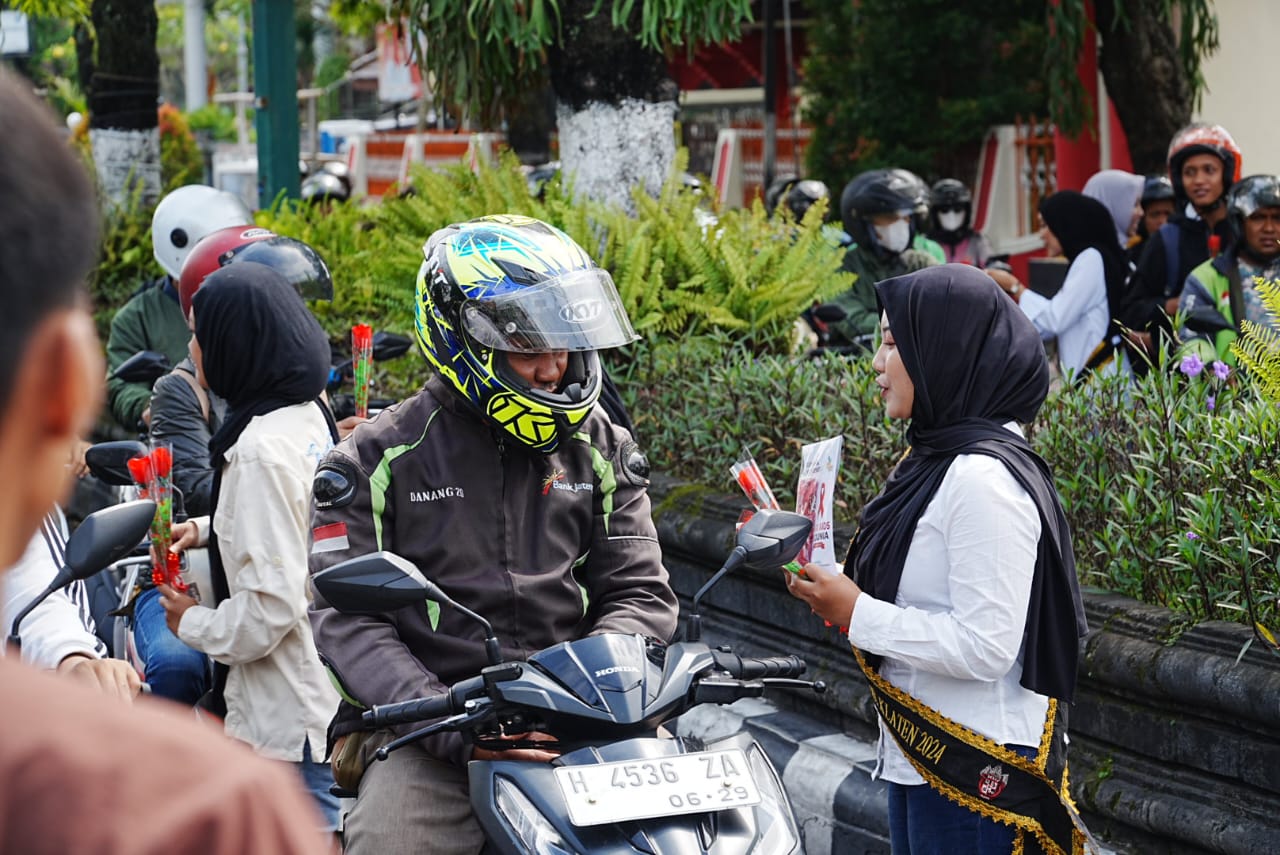 Belasan anak muda berasal dari Forum Genre Klaten dan Forum OSIS Klaten (FOSKA) yang tergabung Kalutentic saat membagikan bunga mawar di Jalan Pemuda. (Dokumentasi Klautentic)