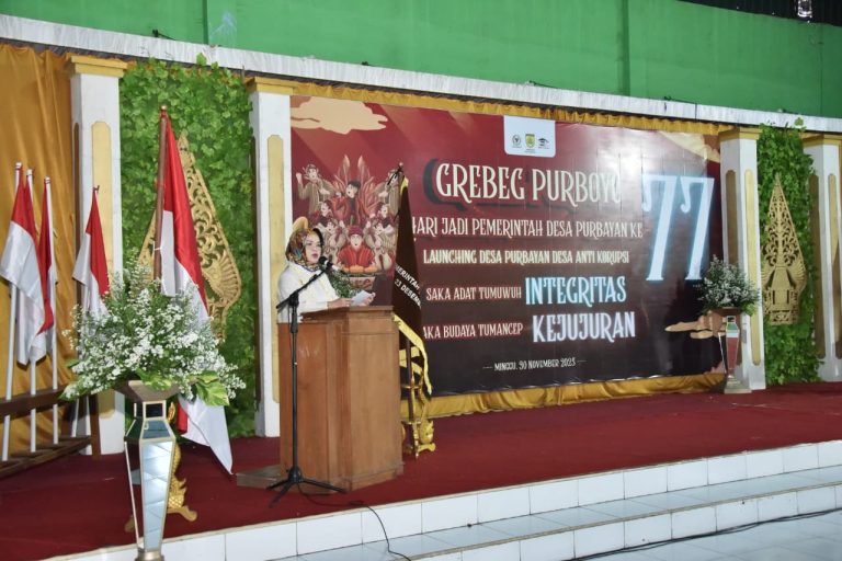 Bupati Sukoharjo Etik Suryani hadiri Grebeg Hari Jadi Desa Purbayan Ke-77 Tahun 2025 dan Launching Desa Anti Korupsi di Gedung Purba Wijaya, Minggu (30/11/2025).