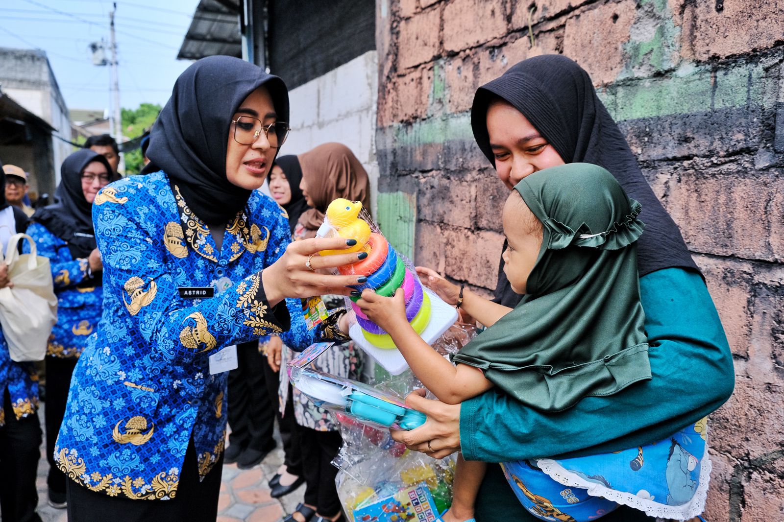 Wawali Solo Astrid Widayani bercengkrama dengan anak-anak saat kunjungan ke warga. (Humas Pemkot Solo)