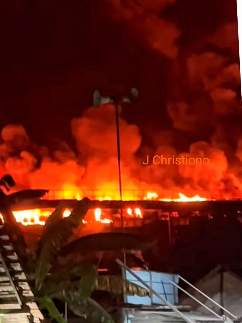 Kebakaran PT Dua Kelinci Pati: 25 Unit Damkar Dikerahkan, Area Tengah Gudang Berhasil Diselamatkan