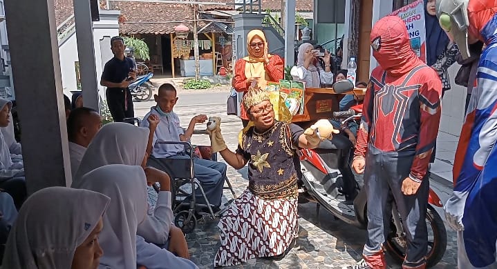 Sambut Hari Disabilitas Internasional, Superhero sambangi SLB Hamong Putro Jombor, Bendosari, Sukoharjo, Selasa pagi (2/12).