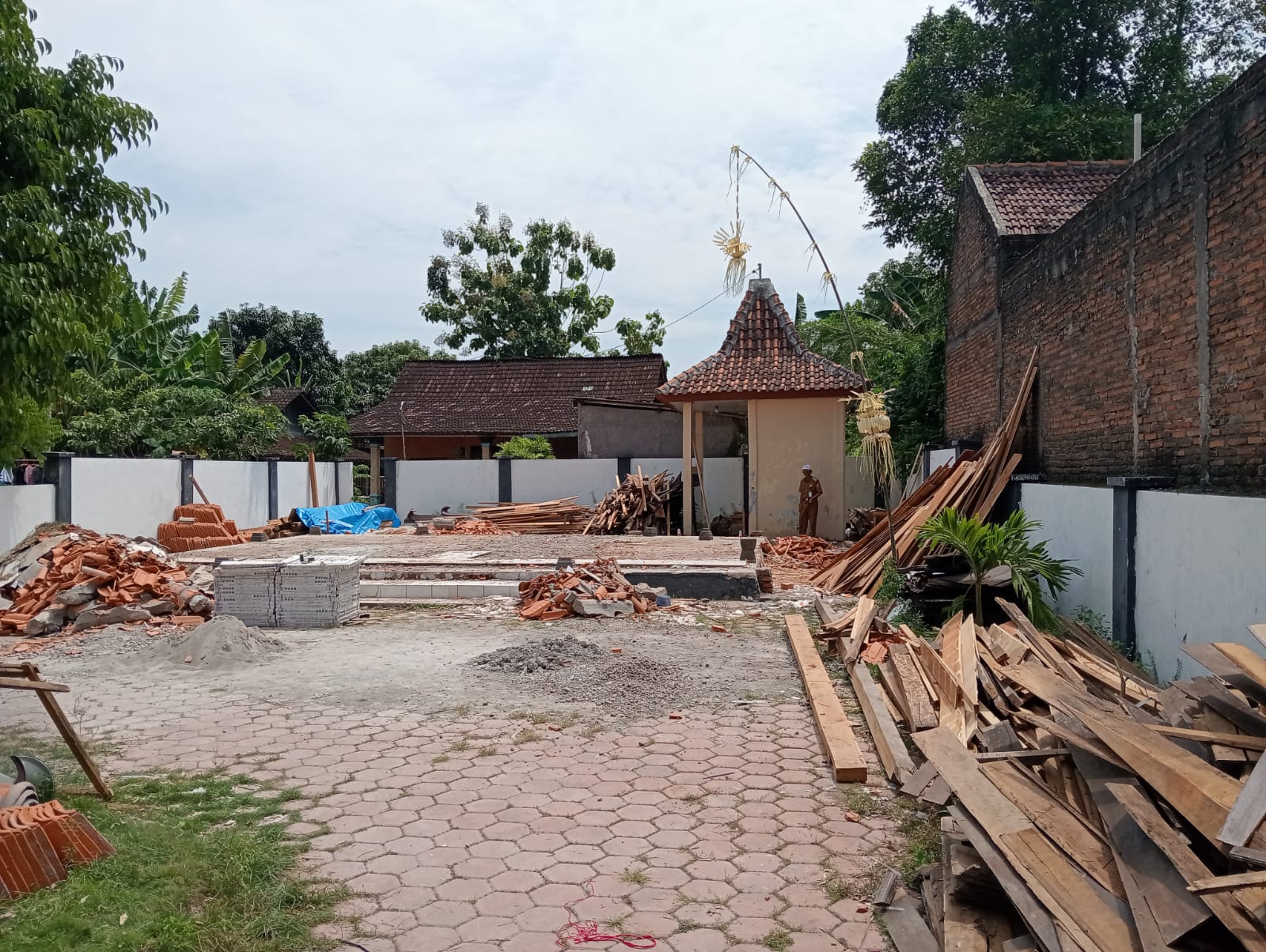 Pendapa Mangkubumi di Desa Krikilan, Kecamatan Masaran, Sragen ambruk pada Senin (1/12/2025) sore. (Ahmad Khairudin/Radar Solo)