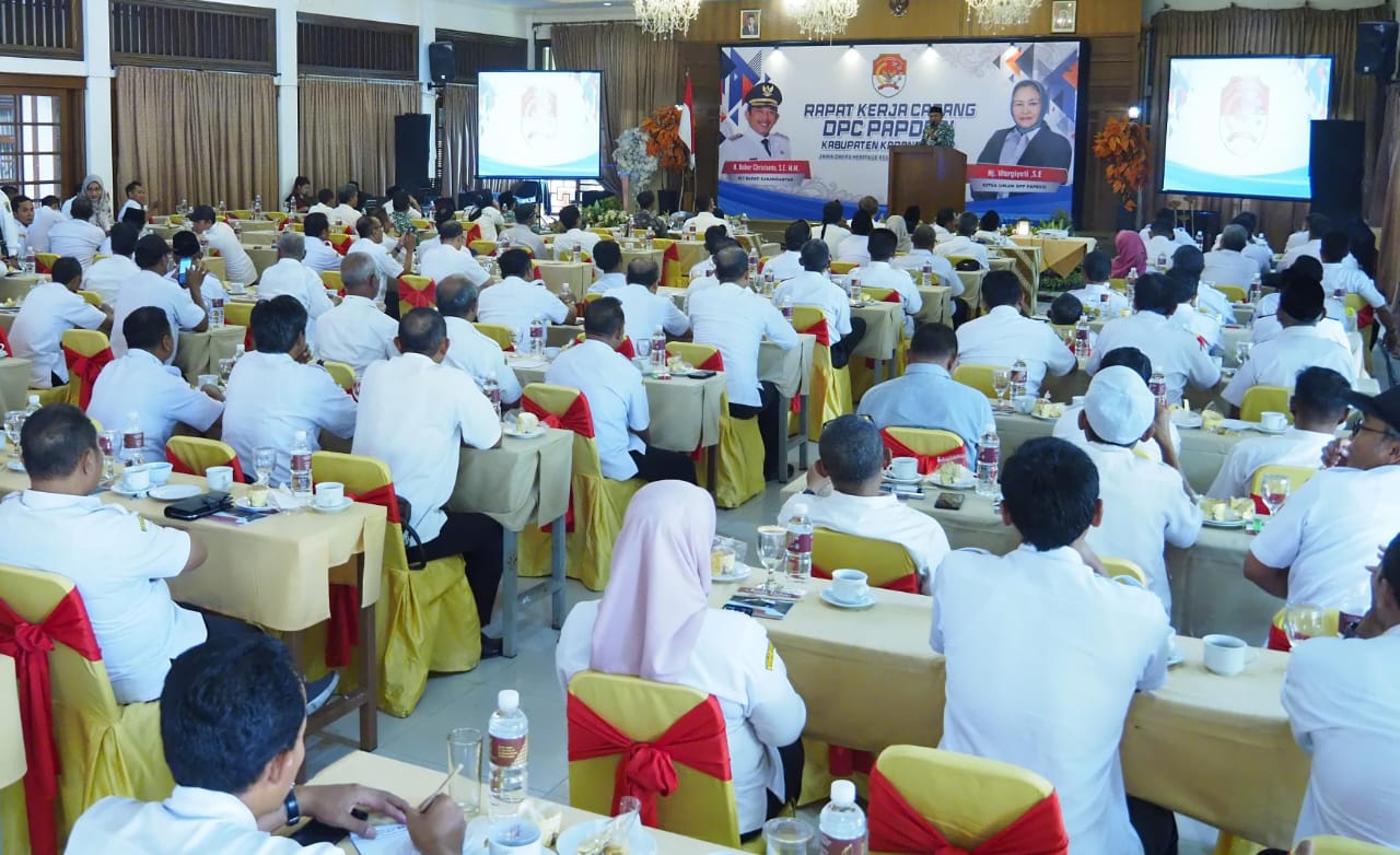 Sejumlah kepala desa saat mengikuti rapat kerja cabang papdesi Karanganyar. (Rudi Hartono/Radar Solo)