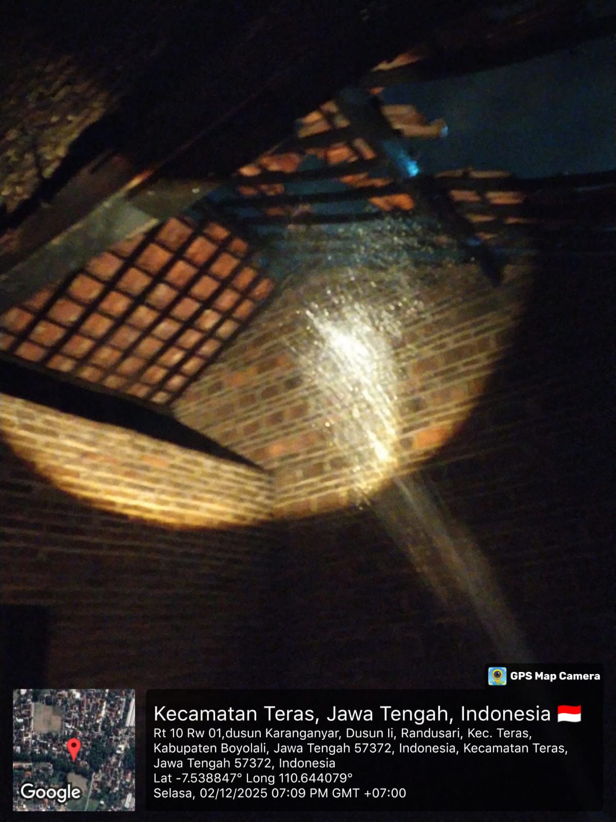 Pemadaman api di rumah kosong Desa Randusari, Teras, Boyolali, Selasa (2/12/2025).