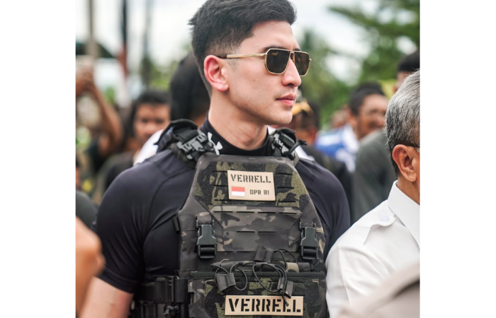 Verrell Bramasta pakai vest mirip rompi antipeluru saat kunjungi lokasi banjir di Padang, Sumbar.