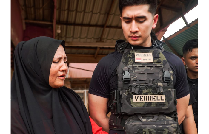 Anggota DPR RI Verrell Bramasta pakai tactical vest saat kunjungi lokasi banjir di Padang, Sumbar.