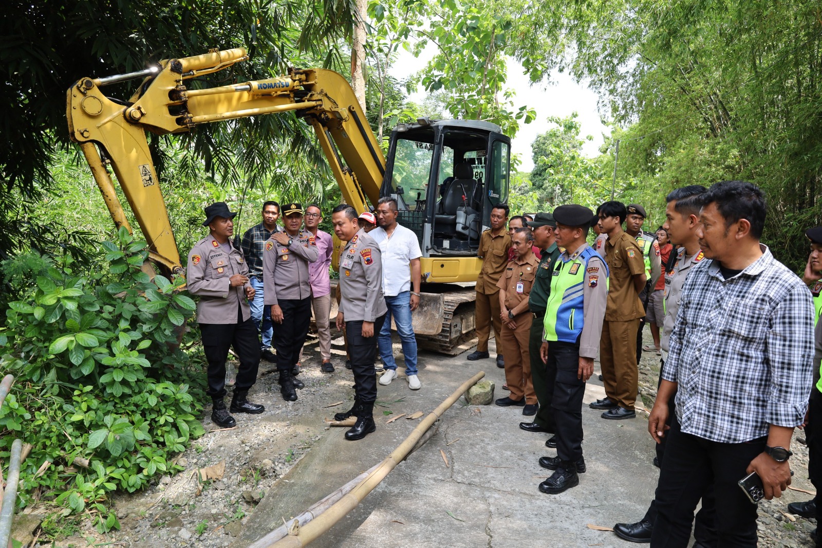 Perbaikan jembatan di Dusun Pungsari, Desa Karanganyar, Kecamatan Weru, Selasa pagi (2/12).