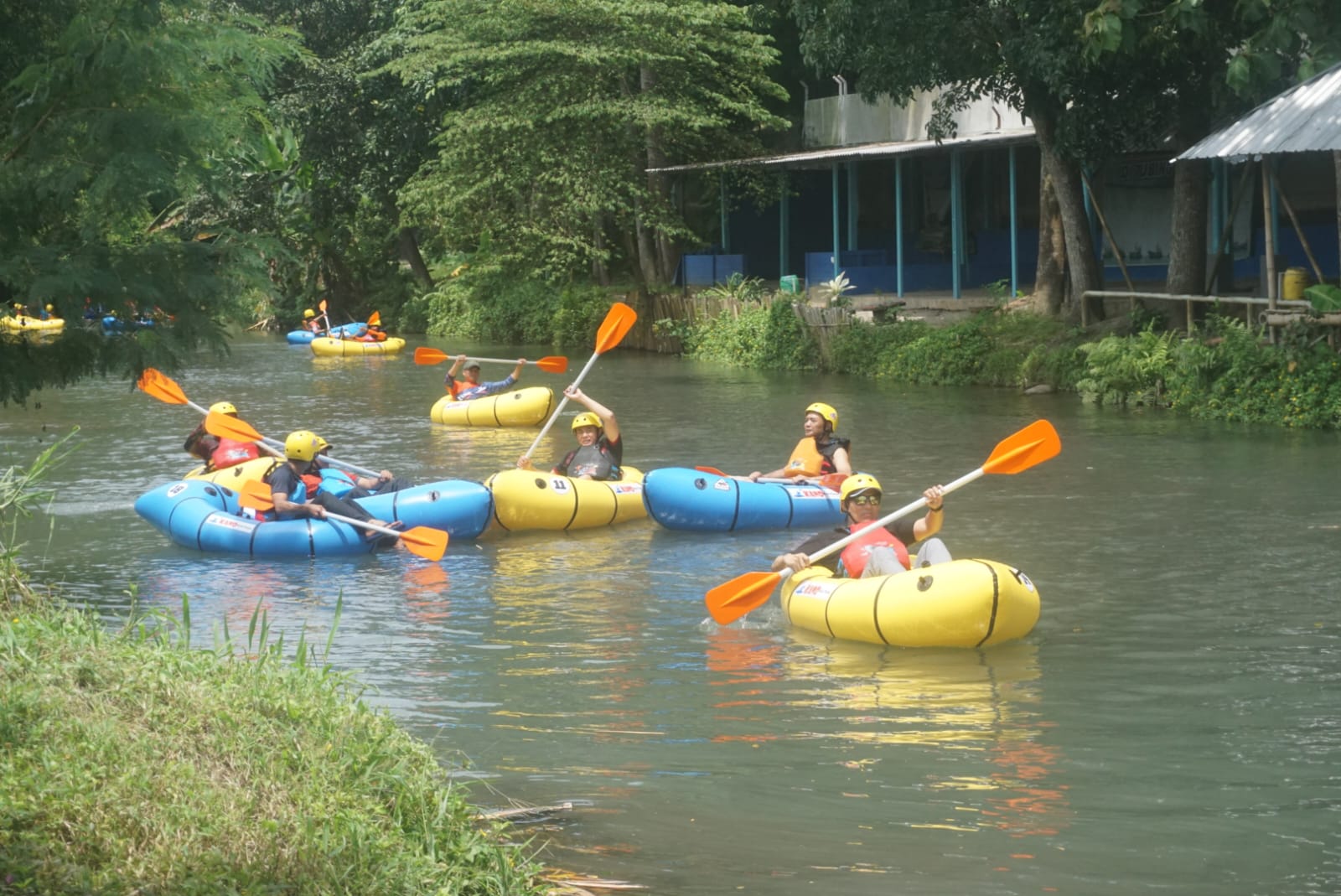 Sejumlah wisatawan saat menjajal paket wisata Kano Kali Pusur di Desa Wangen, Kecamatan Polanharjo, Klaten. (Angga Purenda/Radar Solo)