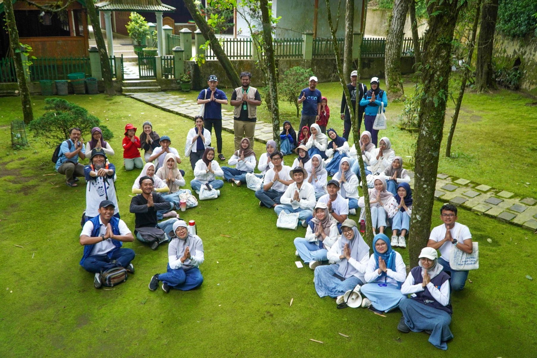 Aston Solo Hotel, Solopeduli, dan Mlipiria sukses gelar Voluntrip "Jelajah Desa & Tanam Kopi" di Lereng Merapi