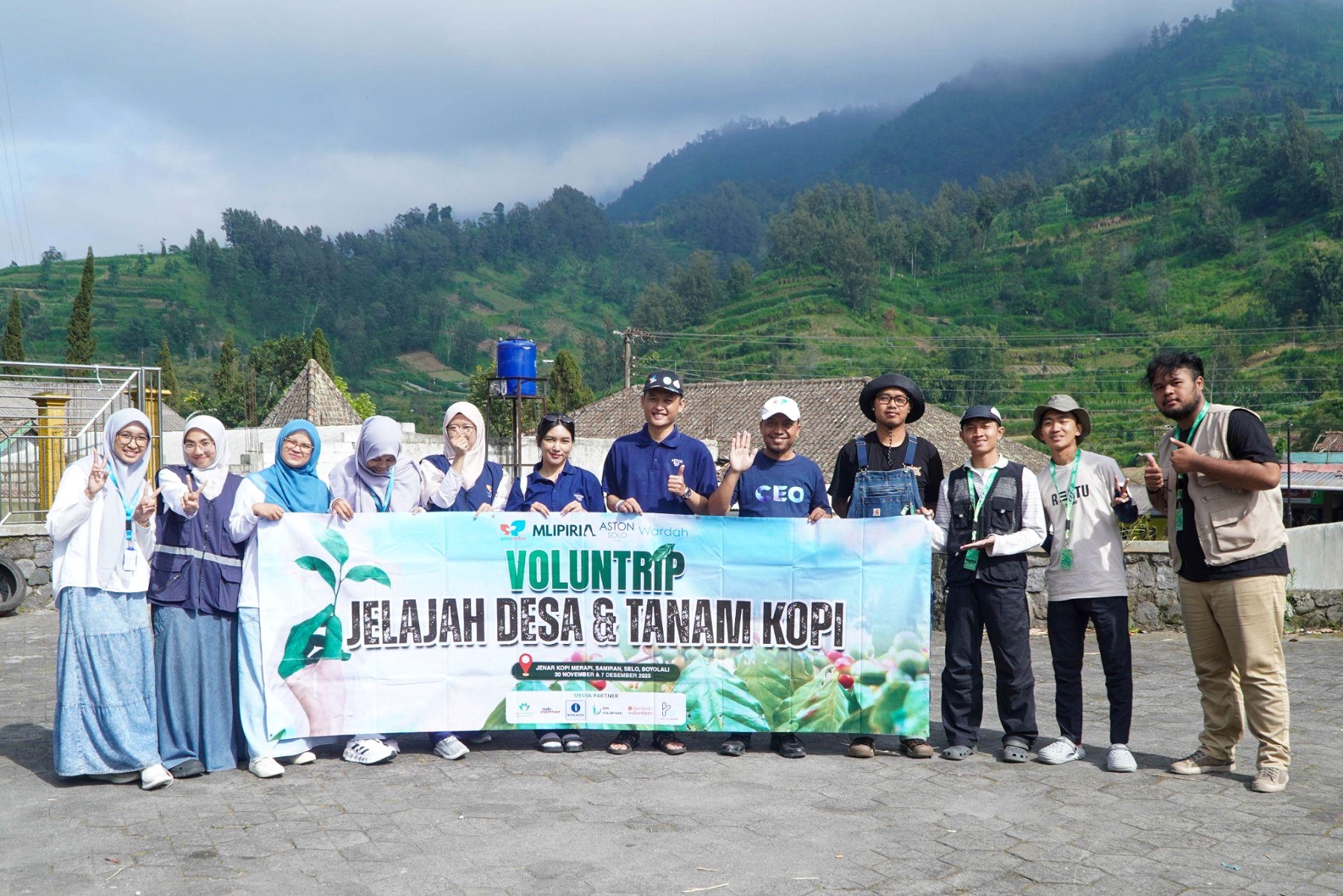Aston Solo Hotel, Solopeduli, dan Mlipiria sukses gelar Voluntrip "Jelajah Desa & Tanam Kopi" di Lereng Merapi