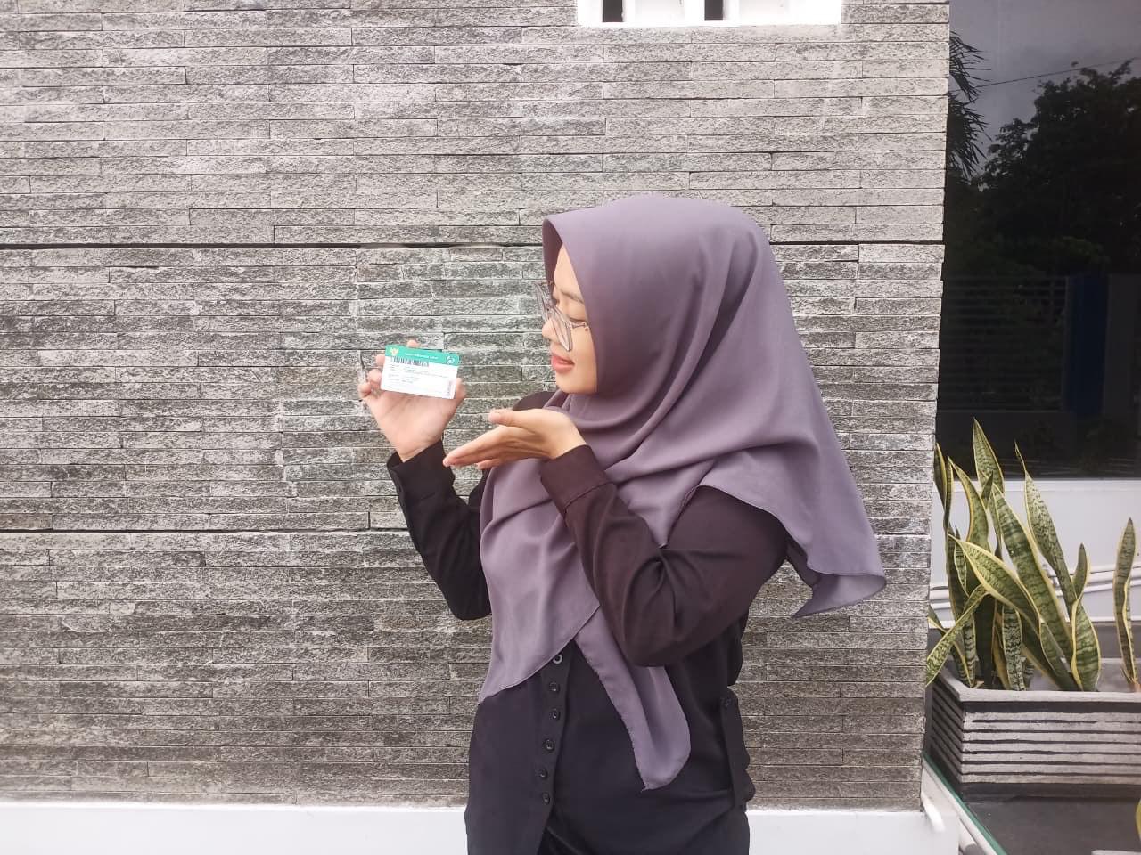 Risma saat menunjukan Kartu BPJS Kesehatan menandai kepesertaan aktif Jaminan Kesehatan Nasional (JKN)