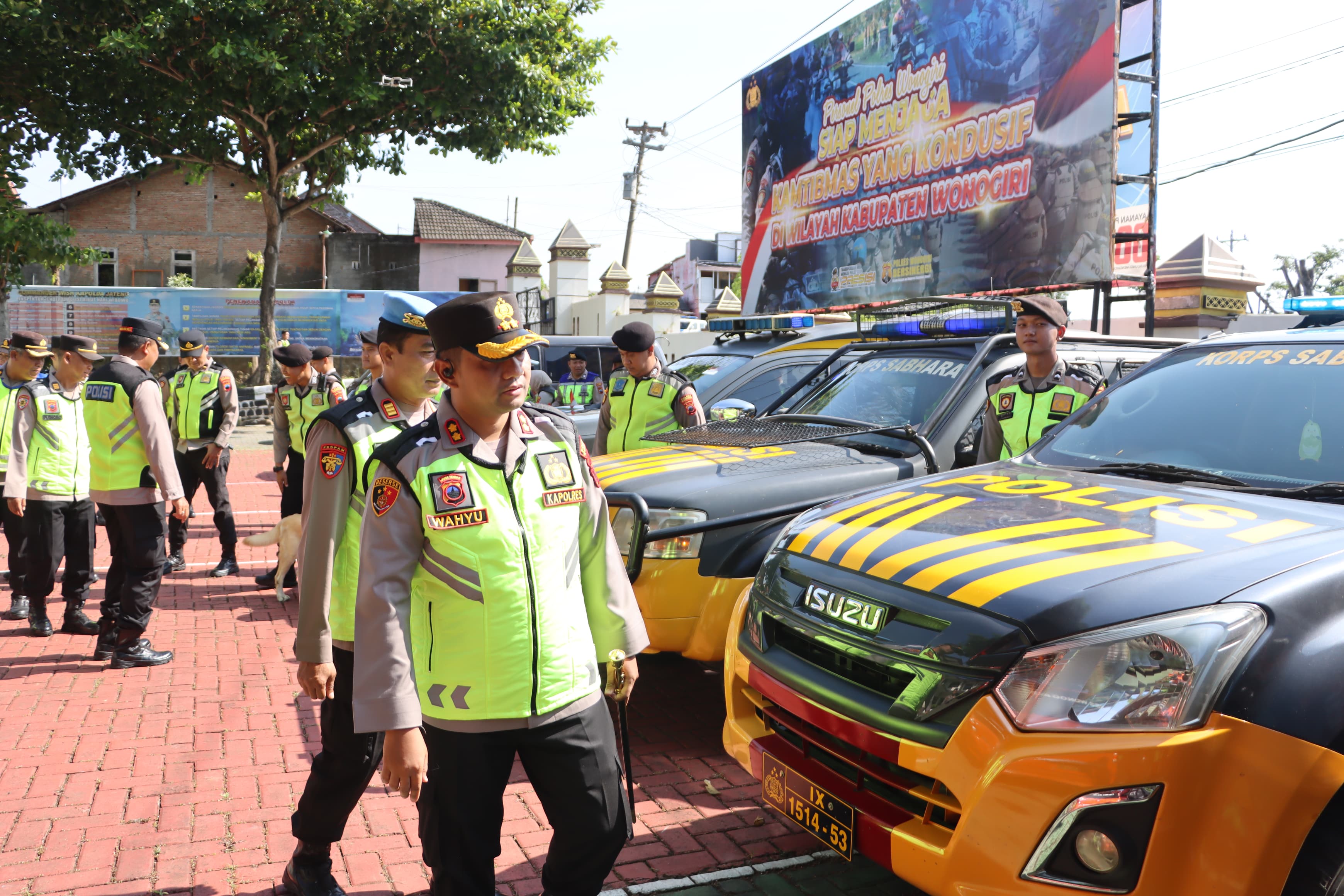 Kapolres Wonogiri AKBP Wahyu Sulistyo mengecek personel dan peralatan di mapolres setempat Selasa (2/12/2025).