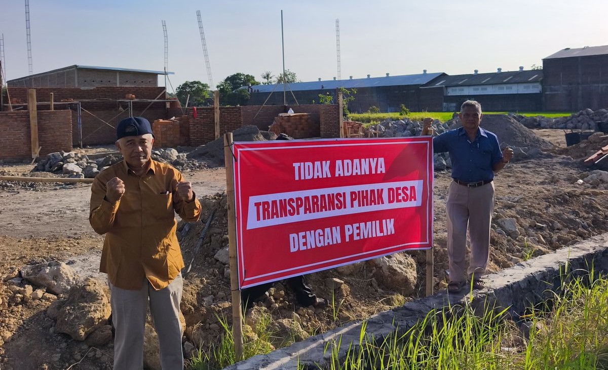 Warga pasang spanduk bernada protes di lokasi yang akan dibangun KDMP di Desa Karangduren, Kecamatan Sawit, Boyolali.