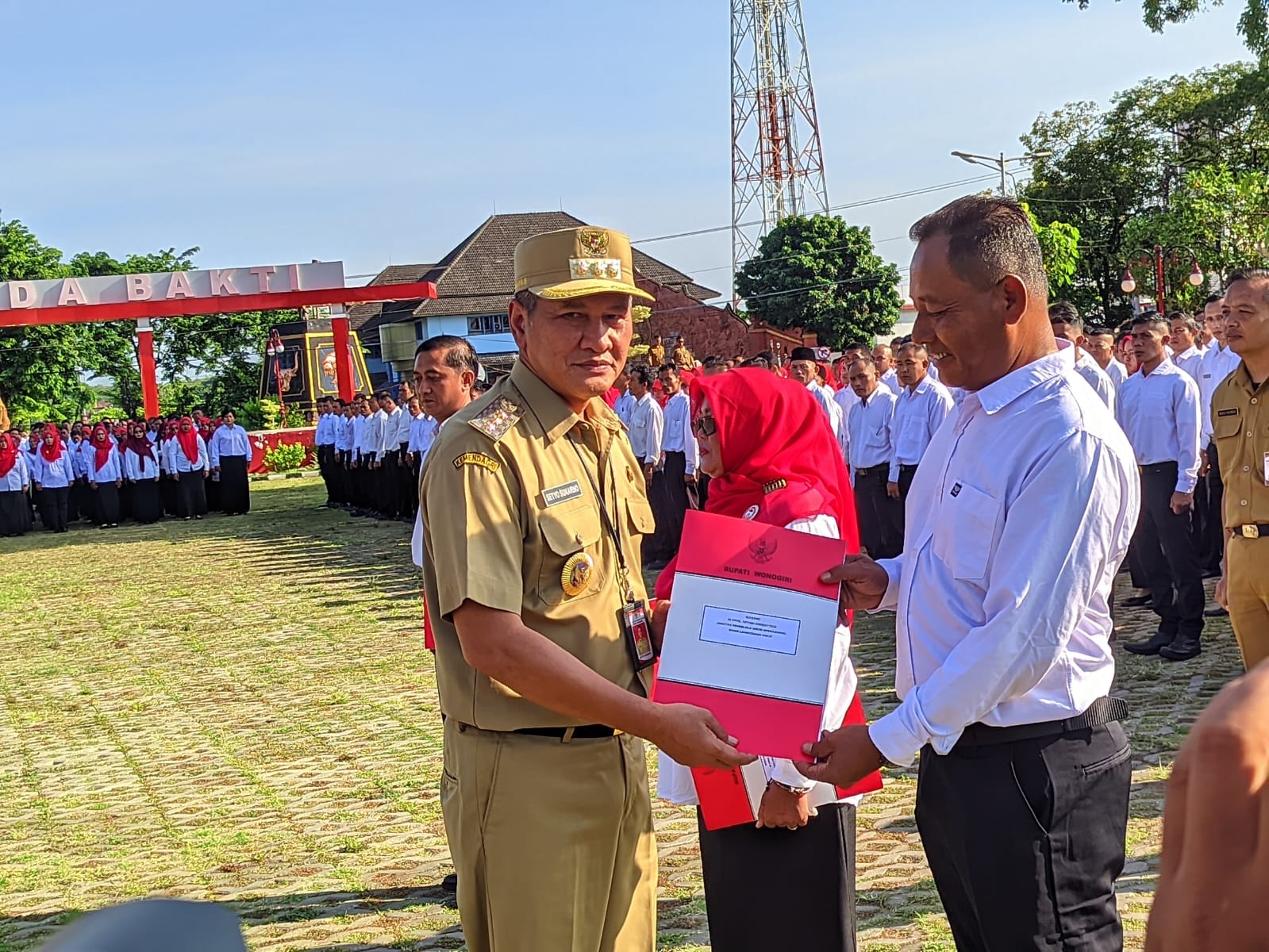 Bupati Wonogiri Setyo Sukarno serahkan SK pengangkatan PPPK Paruh Waktu secara simbolis, Selasa (2/12/2025).