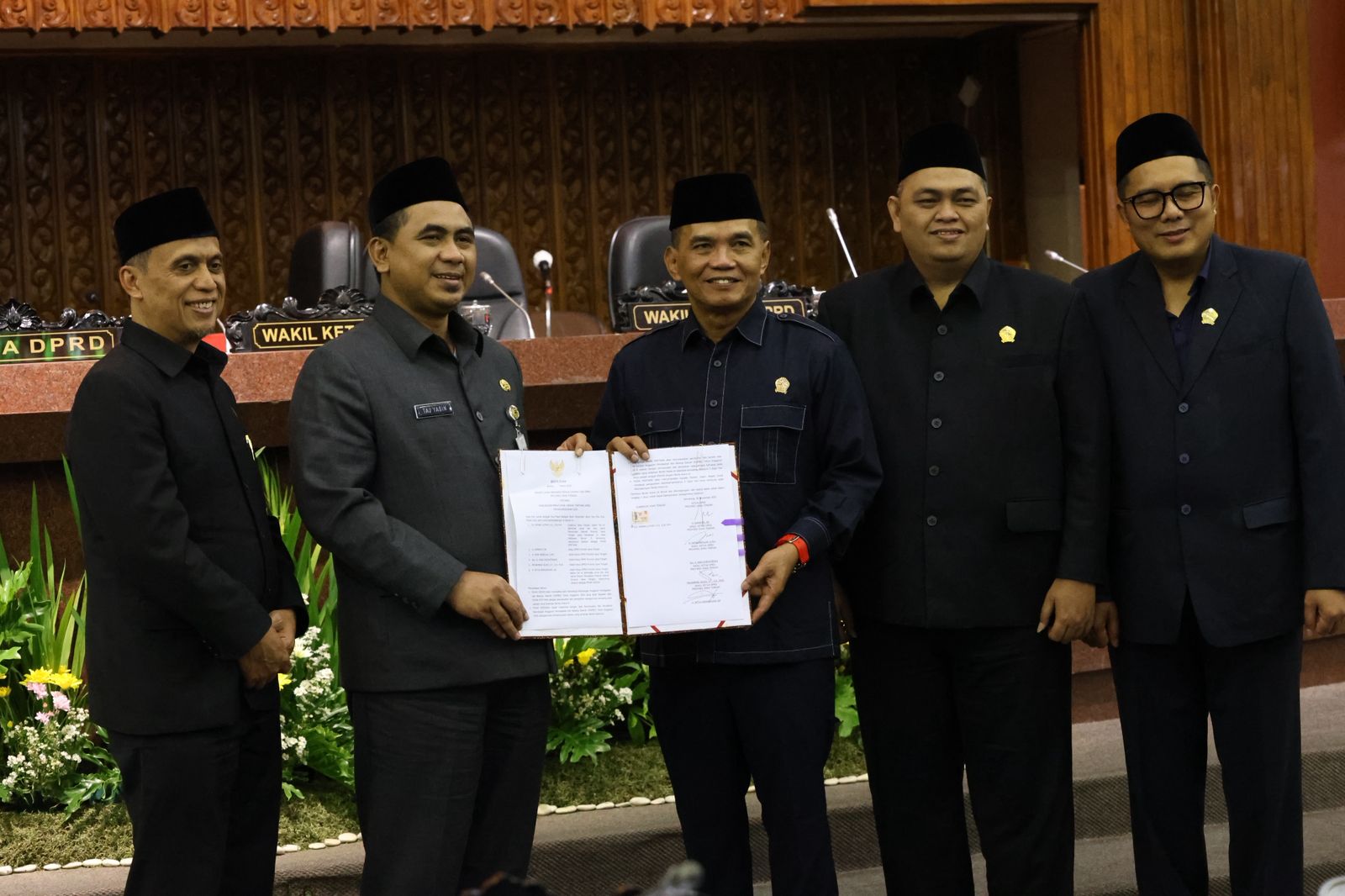 Rapat paripurna penetapan APBD 2026 dipimpin Ketua DPRD Jateng Sumanto, didampingi Wakil Ketua DPRD Sarif Abdillah, Muhammad Saleh, dan Setya Arinugroho, serta dihadiri Wagub Taj Yasin.