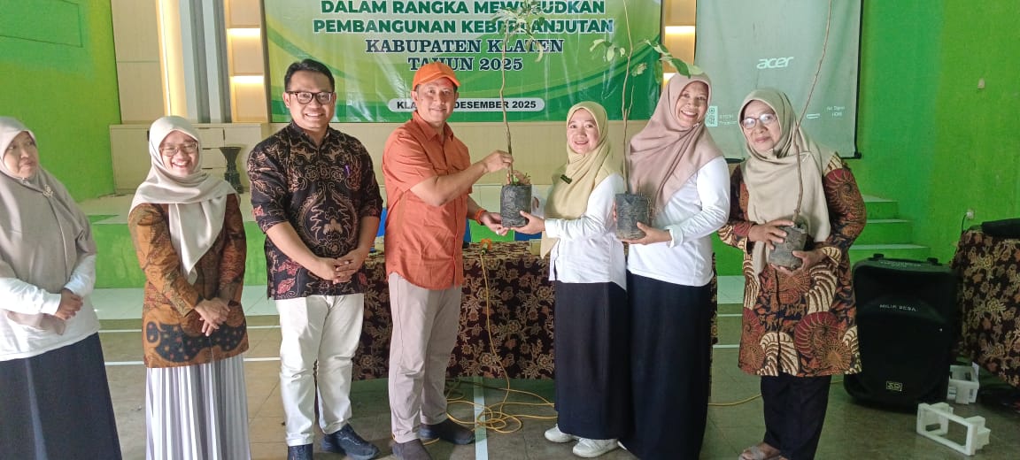 Tenaga Ahli Wakil Ketua Komisi IV DPR RI Budhi Hartanto serahkan bibit tanaman buah kepada guru TK di Klaten.