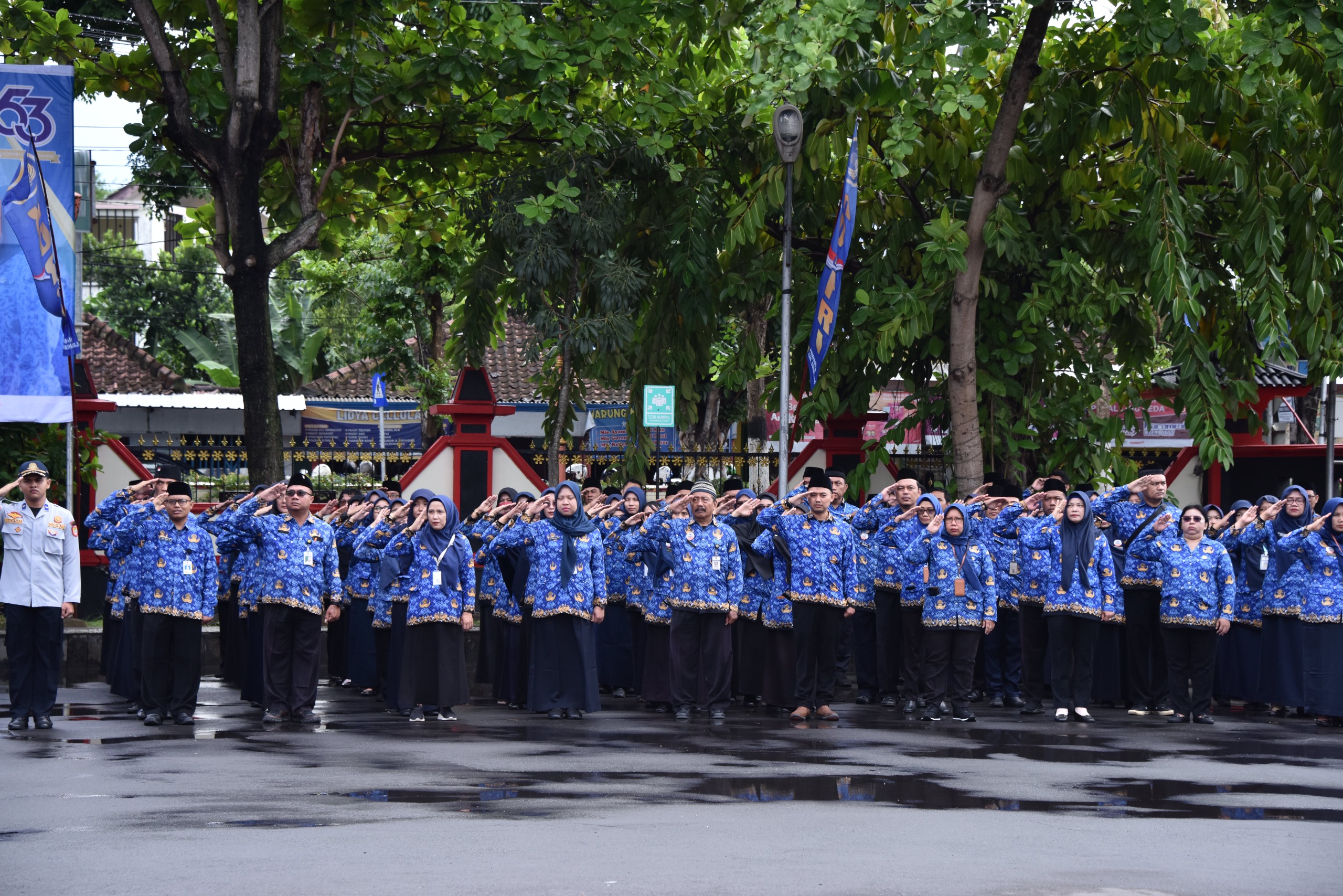 Aparatur sipil negara (ASN) di Sukoharjo mengikuti apel di halaman pemkab. (Iwan kawul/Radar Solo)  &nbsp;
