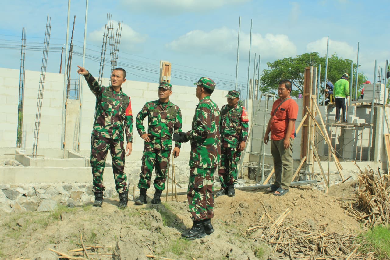 Dandim 0723/Klaten Letkol Inf Slamet Hardianto (kiri) saat meninjau sejumlah lokasi pembangunan KDMP di enam desa, Selasa (2/11/2025). (Dokumentasi Kodim 0723 Klaten)
