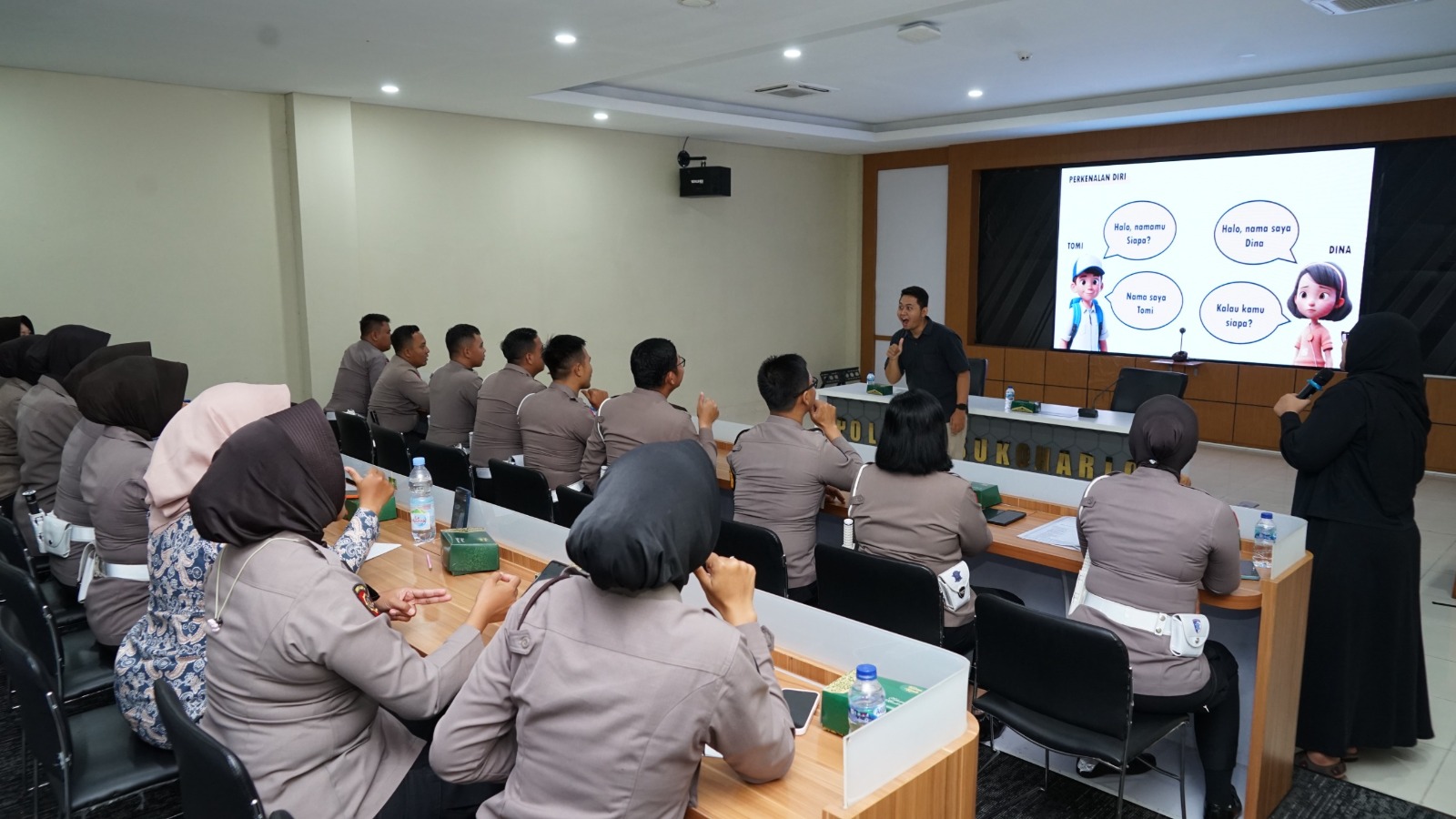 Anggota Polres Sukoharjo berlatih bahasa isyarat, dipandu perwakilan Yayasan Gerkatin, Rabu (3/12).