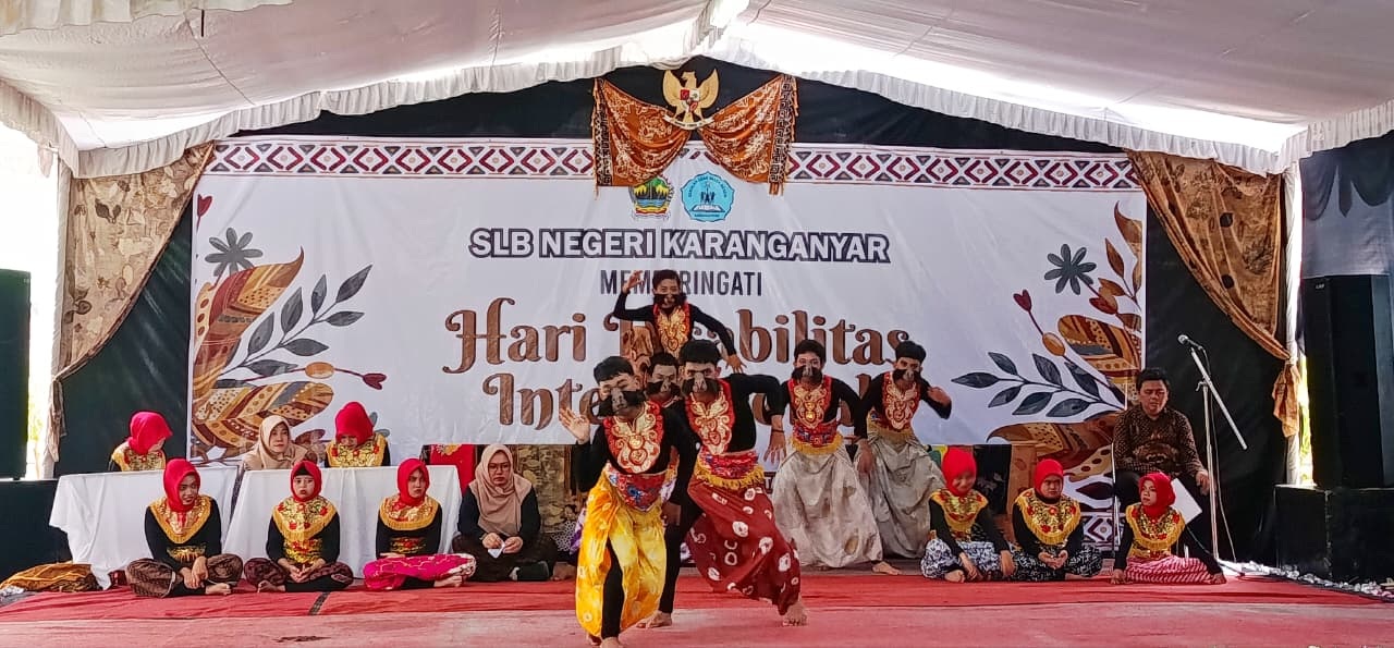 TES MENTAL: Siswa SLBN 1 Karanganyar mementaskan pertunjukan seni tari tradisional dan kontemporer, Rabu (3/12). Mereka dilatih oleh Dosen Seni Tari IS