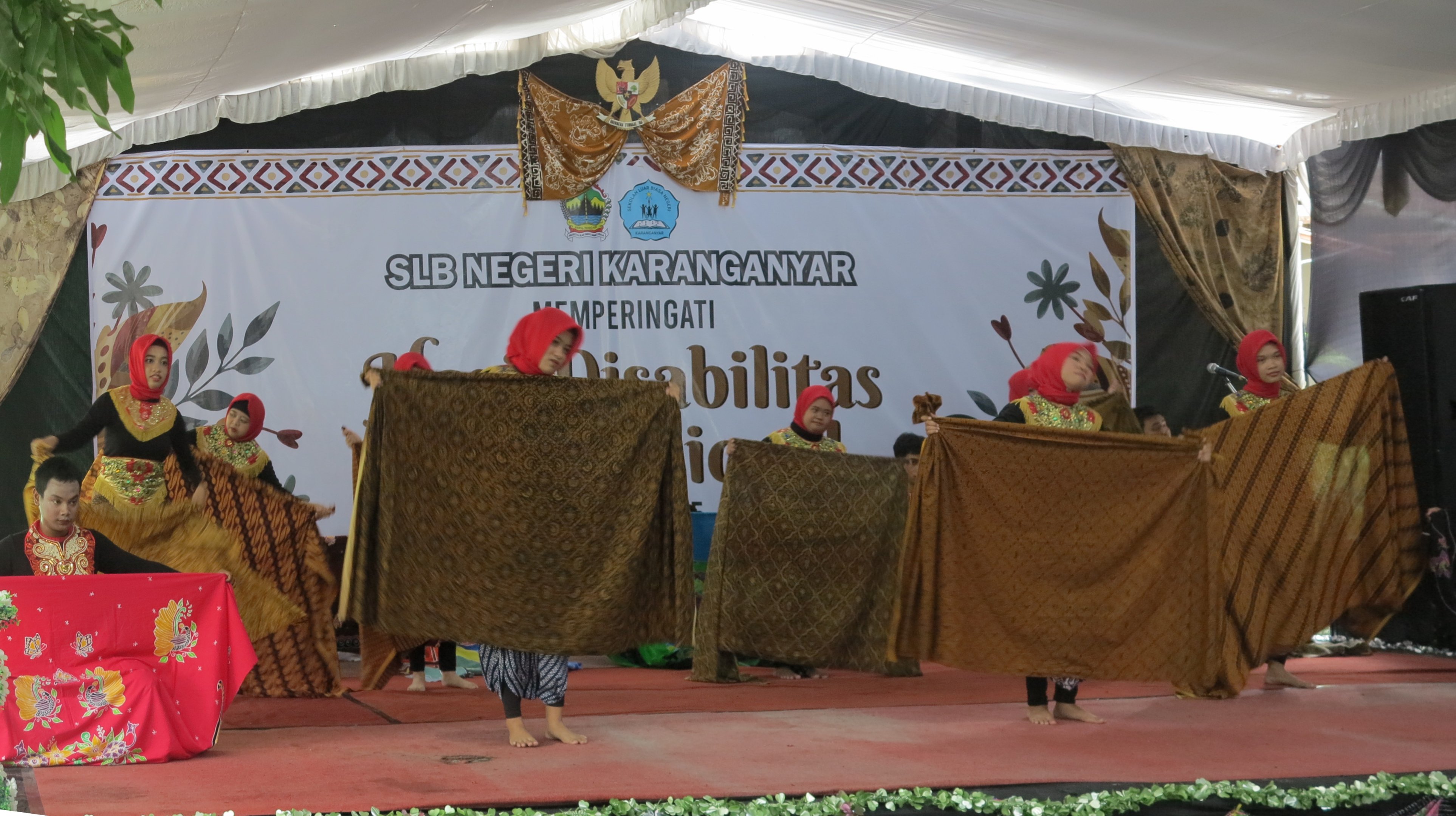 PEMENTASAN TARI TRADISIONAL YANG DIBUAT OLEH SISWA SLBN 1 KARANGANYAR
