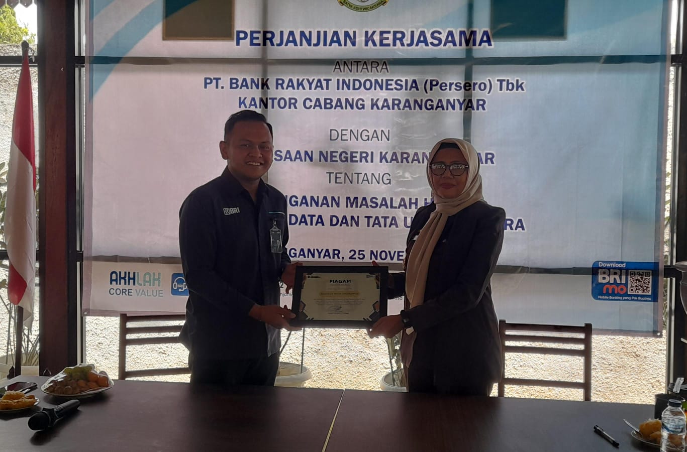 Pimpinan Cabang (Pinca) BRI Karanganyar Arlan Adinata (kiri) dan Kajari Karanganyar Era Indah Soraya tunjukkan naskah kerja sama terkait penanganan masalah hukum bidang Perdata dan Tata Usaha Negara.