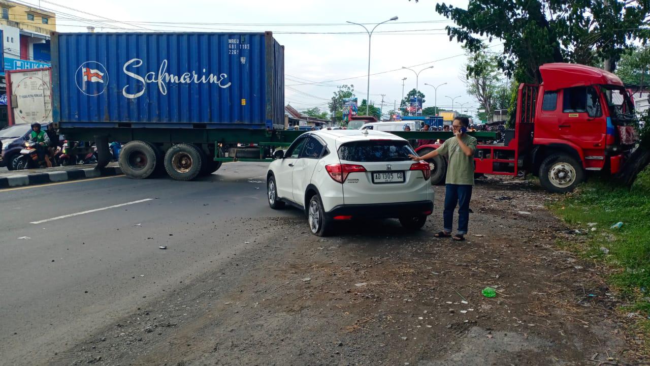 Kecelakaan antara mobil pribadi dan truk trailer di Bangak, Banyudono, Rabu (3/12/2025).