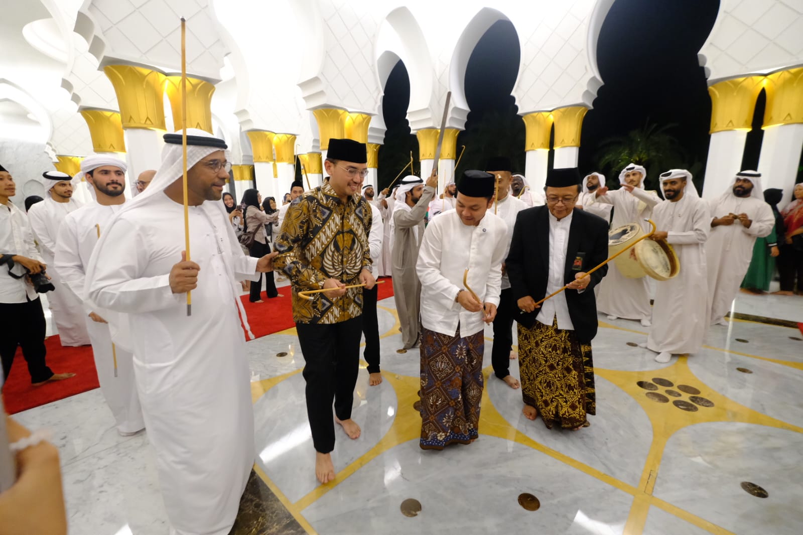 Wali Kota Surakarta Respati Ardi dan Mangkunegara X menghadiri Puncak Perayaan Hari Nasional Uni Emirat Arab (UEA) ke-54 di Masjid Raya Sheikh Zayed Surakarta, Selasa (2/12) malam.