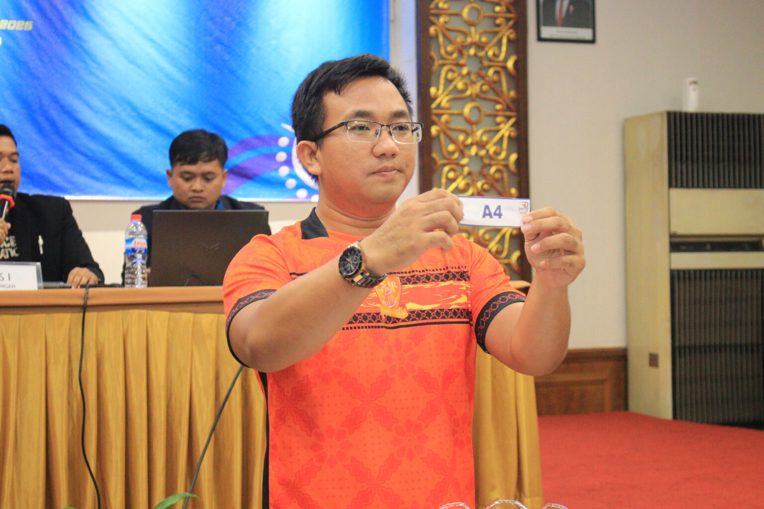 Wakil PSIR Rembang mengambil undian drawing Liga 4 Jateng.