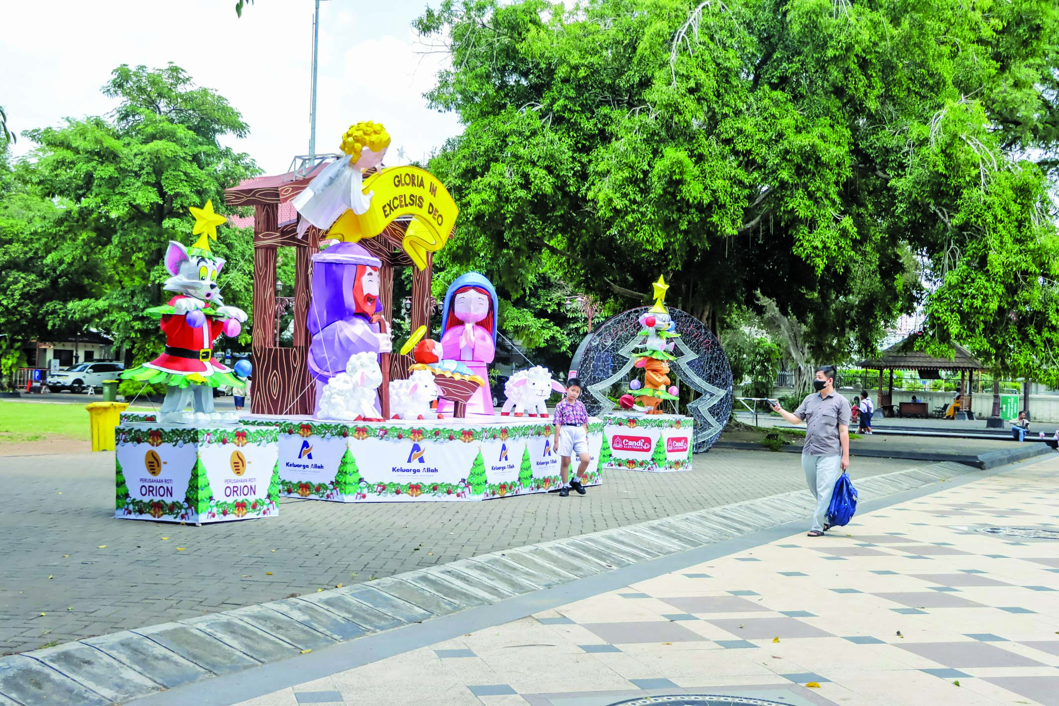 Lampion untuk menyambut Natal yang dibangun di depan Balai Kota Solo.