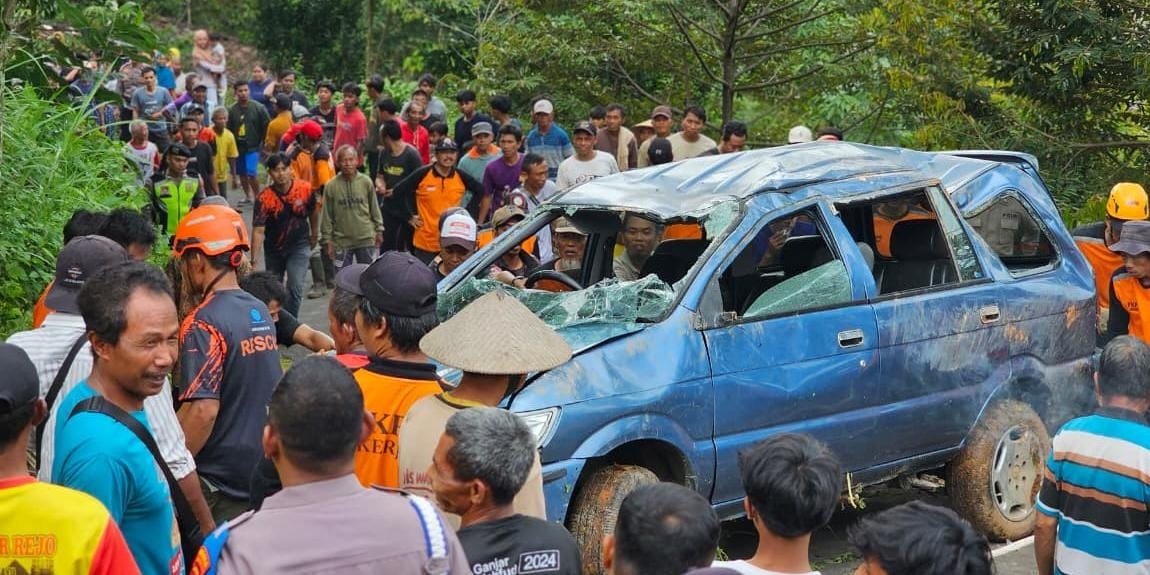 Kondisi mobil Isuzu Panther yang terjun ke jurang sedalam 50 meter di Dusun Banaran, Desa Plosorejo, Kecamatan Kerjo, Karanganyar, Rabu (3/12/2025) siang. (Rudi Hartono/Radar Solo)
