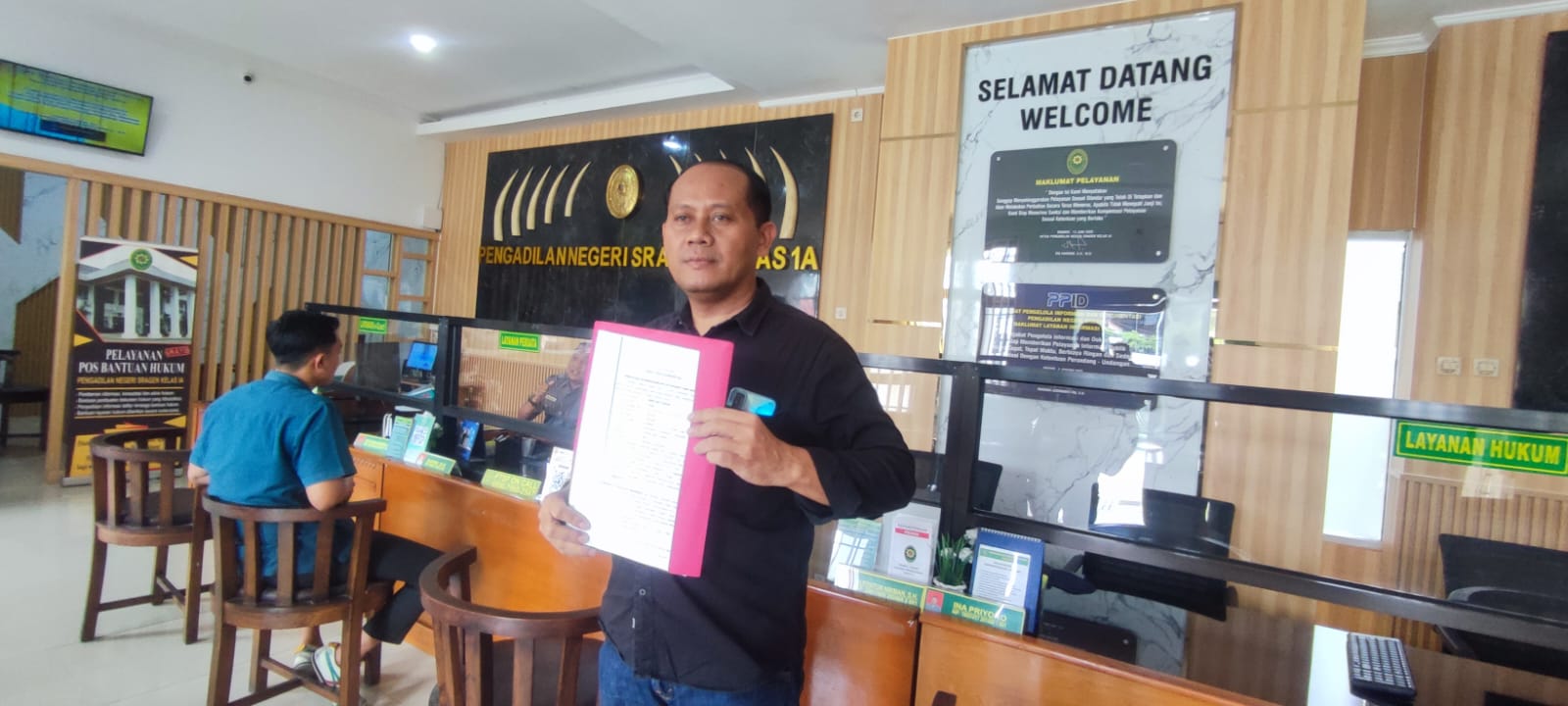 Kader Partai Golkar Sragen, Heru Setyawan menujukkan putusan praperadilannya di PN Sragen. (Ahmad Khairudin/Radar Solo)
