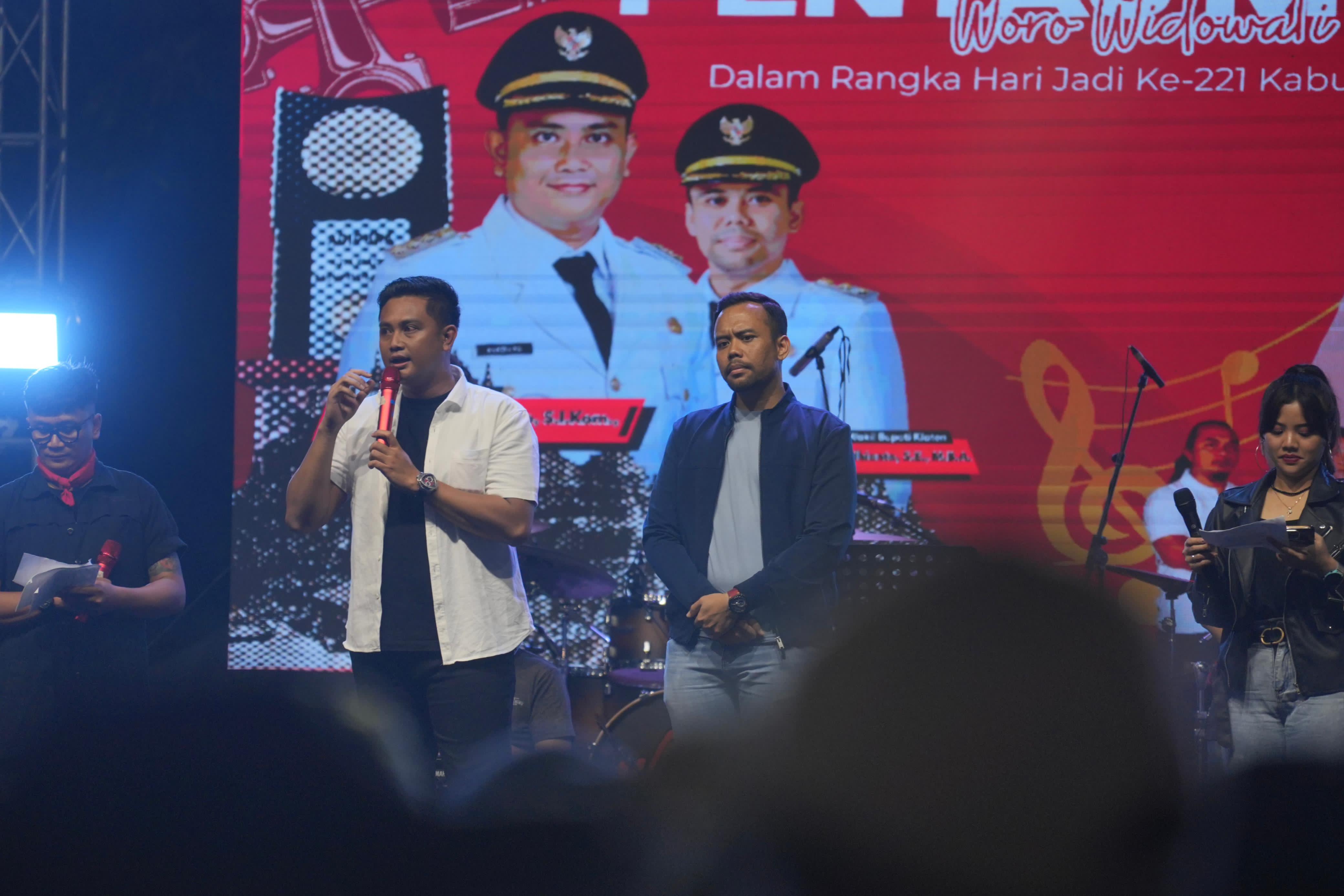 Bupati Klaten Hamenang Wajar Ismoyo saat rilis lagu Iseh Setia di Alun-alun Klaten, beberapa waktu lalu. (Angga Purenda/Radar Solo)