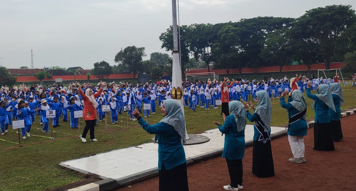 Kegiatan senam massal di Stadiun Taruna Sragen, Rabu (3/12/2025). (Ahmad Khairudin/Radar Solo)