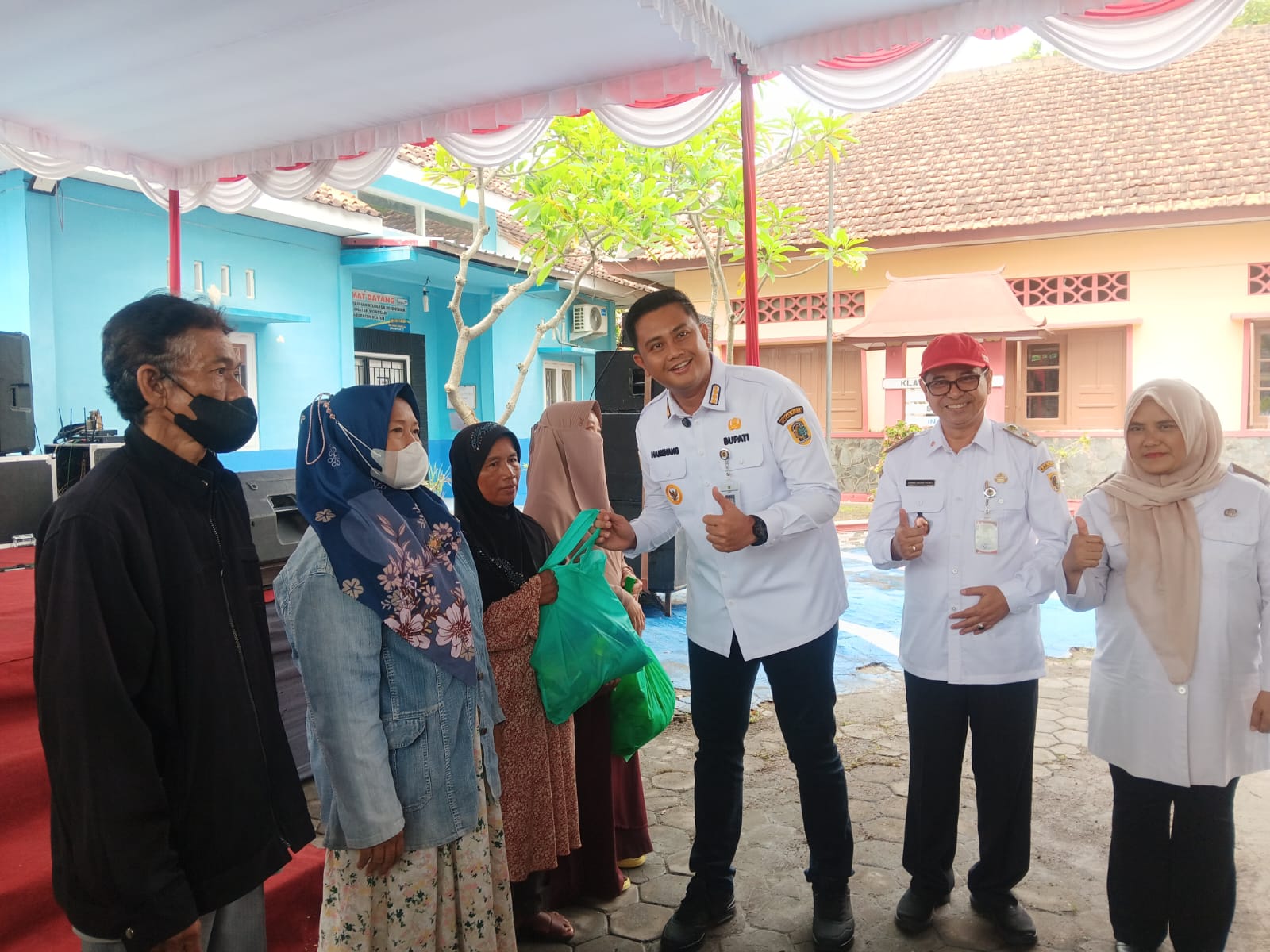 Bupati Klaten Hamenang menyerahkan paket sembako murah kepada perwakilan penerima di halaman Kantor Kecamatan Wonosari, Klaten, Rabu (3/12/2025). (Angga Purenda/Radar Solo)