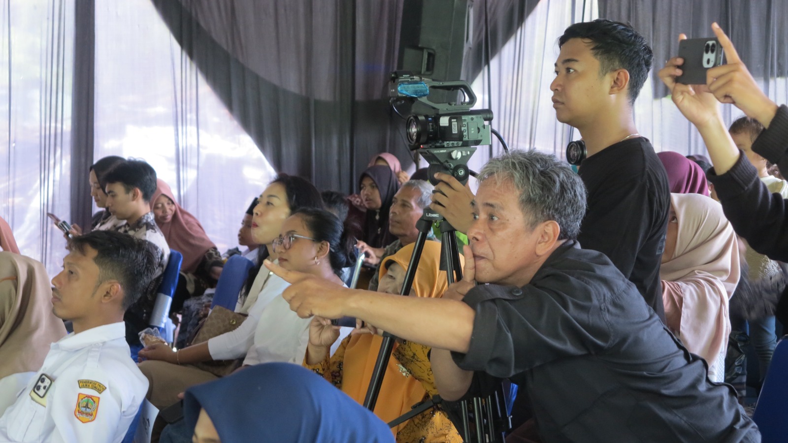 DOSEN SENI TARI ISI JONET SRI KUNCORO MEMBERIKAN ARAHAN KEPADA SISWA SLBN 1 KARANGANYAR SAAT PENTAS