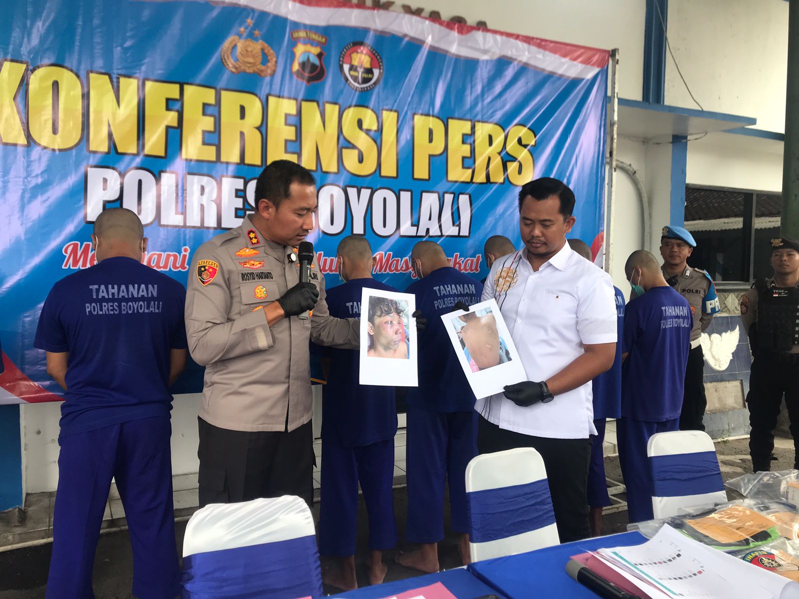 Kapolres Boyolali AKBP Rosyid Hartanto tunjukan foto korban pengeroyokan saat konferensi pers di mapolres setempat, Rabu (3/12/2025).