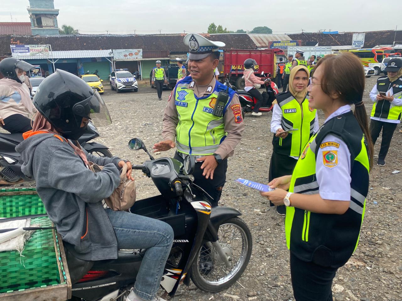 Sosialisasi kepatuhan berkendara di Terminal Ngadirojo, Wonogiri, Rabu (3/12/2025).