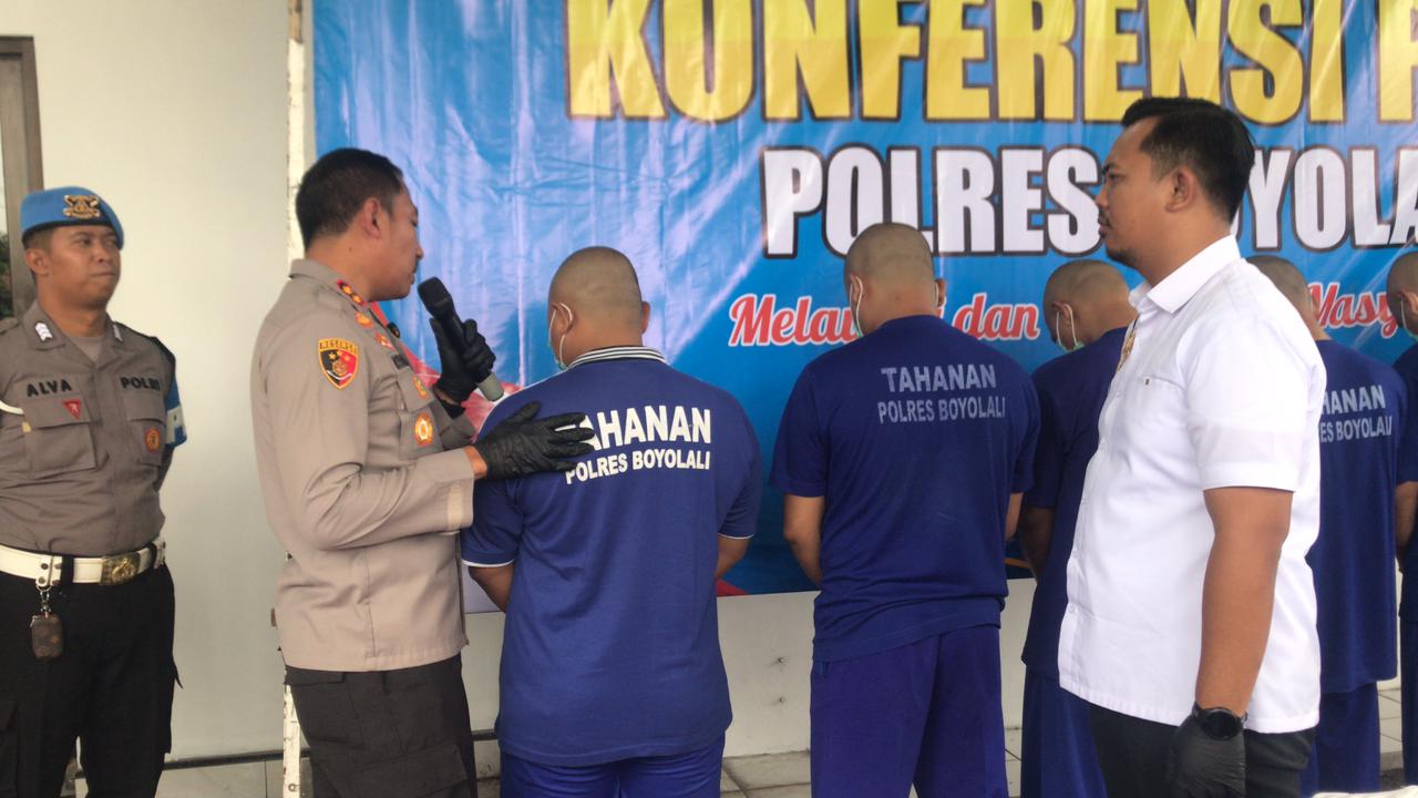 Kapolres Boyolali AKBP Rosyid Hartanto menginterogasi tersangka prostitusi online, Rabu (3/12/2025).