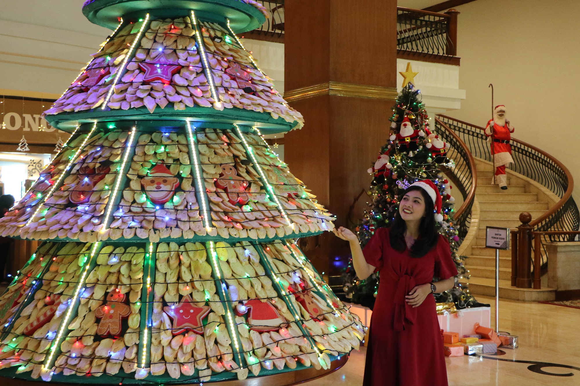 Pohon Natal dari bahan roti di The Sunan Hotel Solo. (Arief Budiman/Radar Solo)