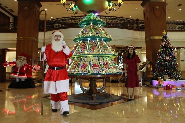 Pohon Natal menghiasi lobby The Sunan Hotel Solo.