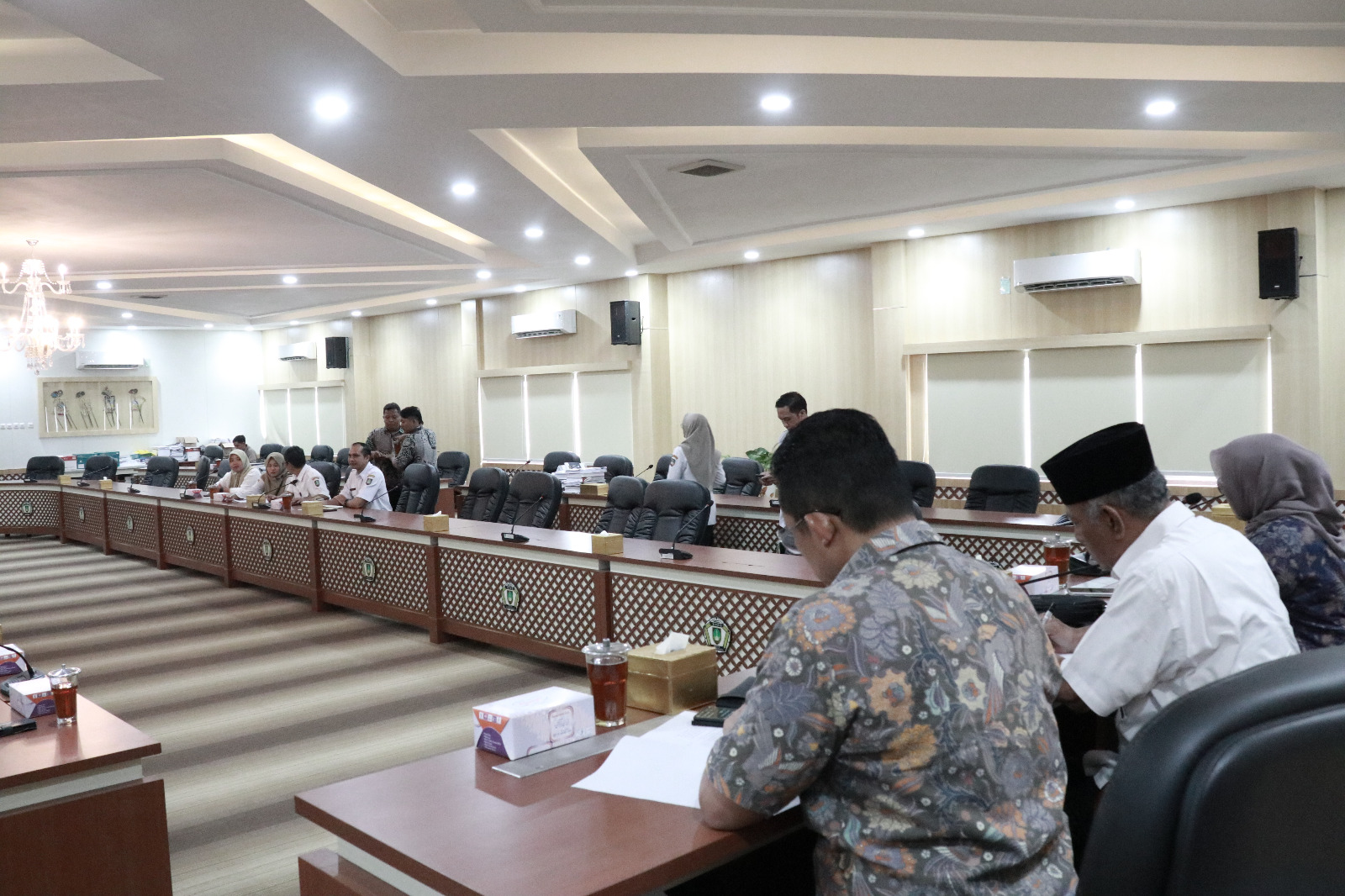 perwakilan RW, tokoh masyarakat, dan LPMK Mojo menggelar audiensi dengan DPRD Kota Surakarta, Rabu (3/12).