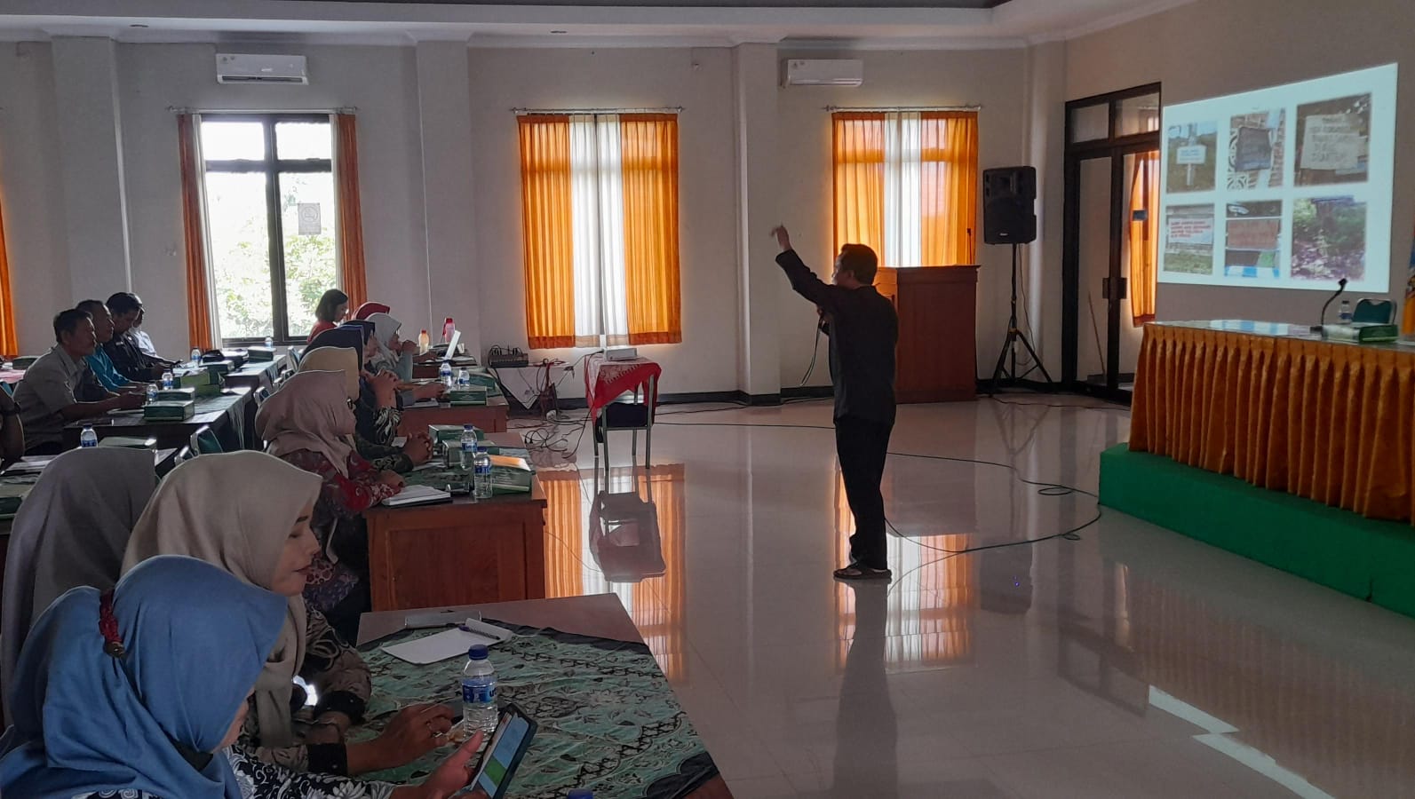 Pegawai dari DLH Kabupaten Karanganyar saat melakukan sosialisasi penanggulangan sampah di Aula Kecamatan Jaten, Karanganyar, Kamis (4/12) siang. (Rudi Hartono/Radar Solo)