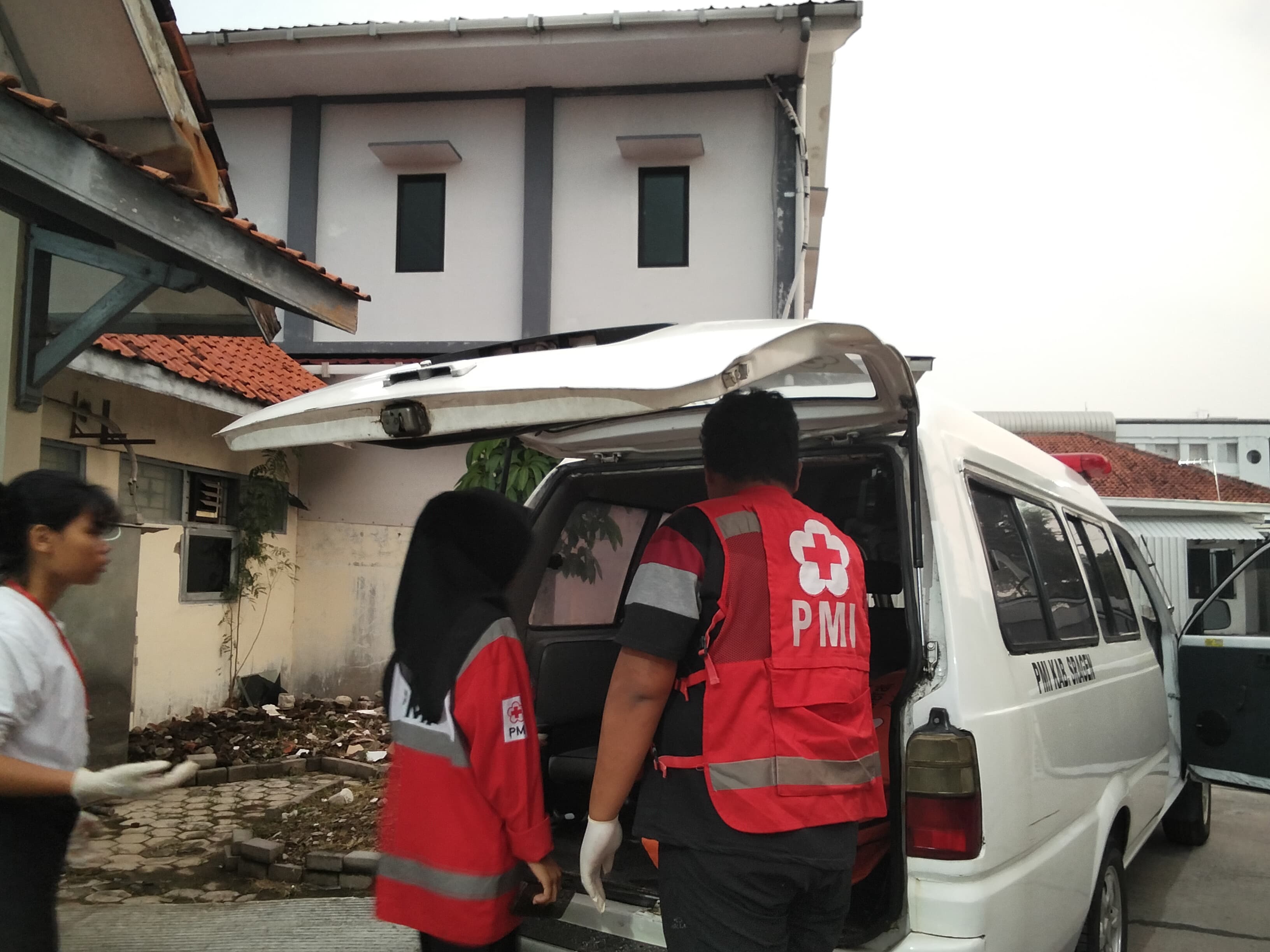 PMI Sragen evakuasi korban kecelakaan maut di Jalan Solo-Ngawi, Kecamatan Ngrampal, Sragen, Kamis (4/12/2025) pagi. (Ahmad Khairudin/Radar Solo)