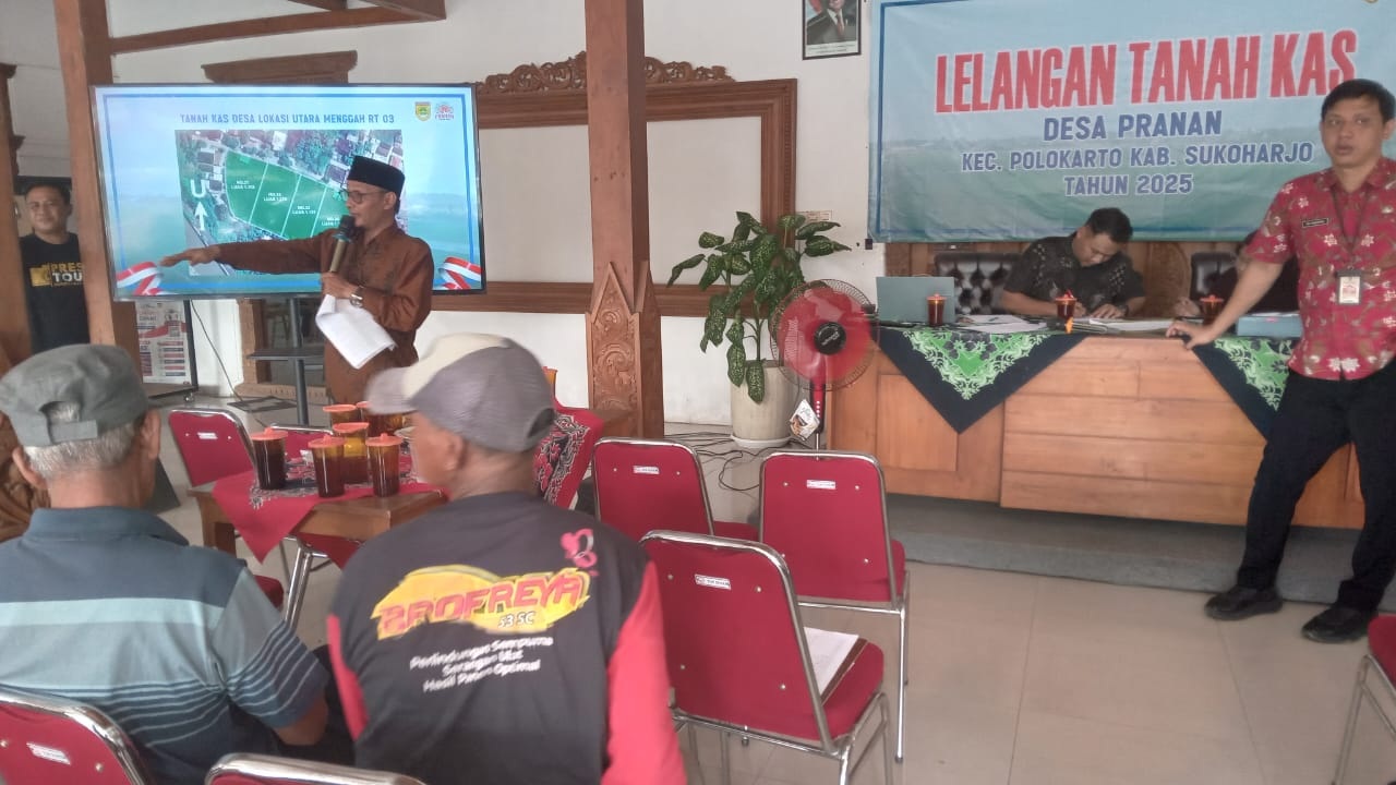 Suasana lelang tanah kas desa di Balai Desa Pranan, Polokarto, Sukoharjo, Kamis (4/12).