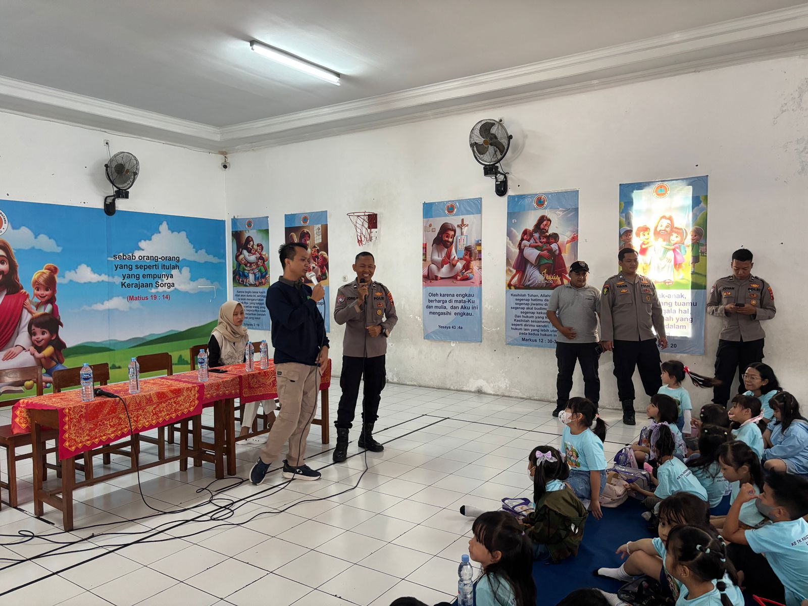 Sie Dokkes Polres Sukoharjo mengedukasi food safety kepada para guru dan siswa penerima MBG di salah satu SD di Solo Baru, Kecamatan Grogol, Kamis (4/12).