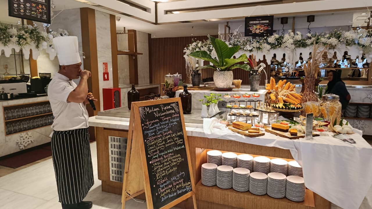 Food and Beverage Manager Swiss-Belhotel Solo Benny Novianto beberkan konsep menyambut Natal dan tahun baru.
