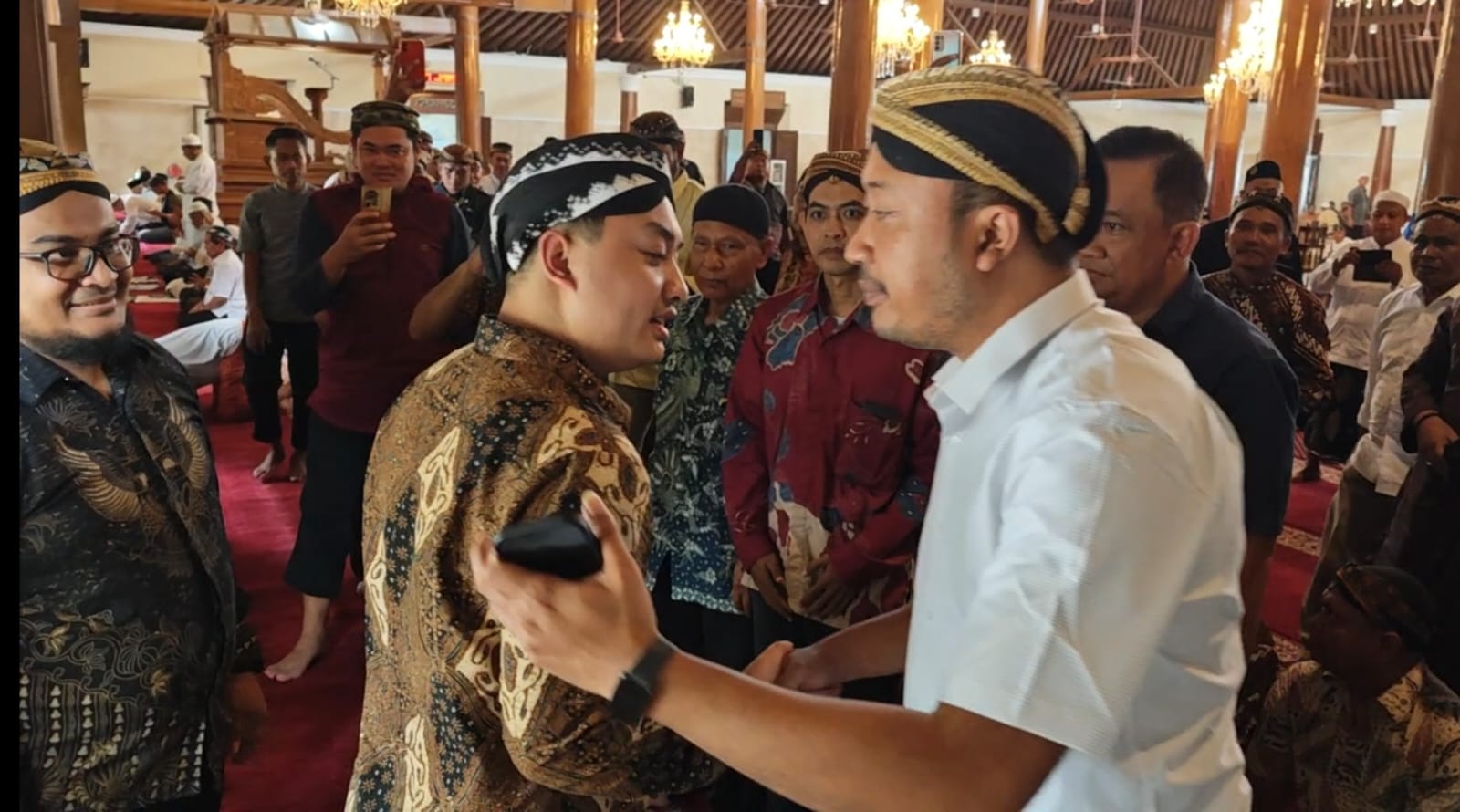 Purbaya menyapa Mangkubumi usai salat Jumat di Masjid Agung Solo, kemarin (5/12/2025). (Silvester Kurniawan/Radar Solo)